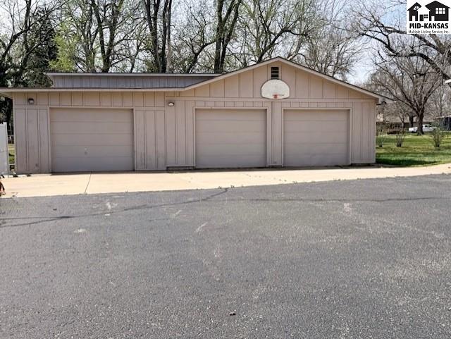 4 Hilltop Drive Hutchinson KS 67502