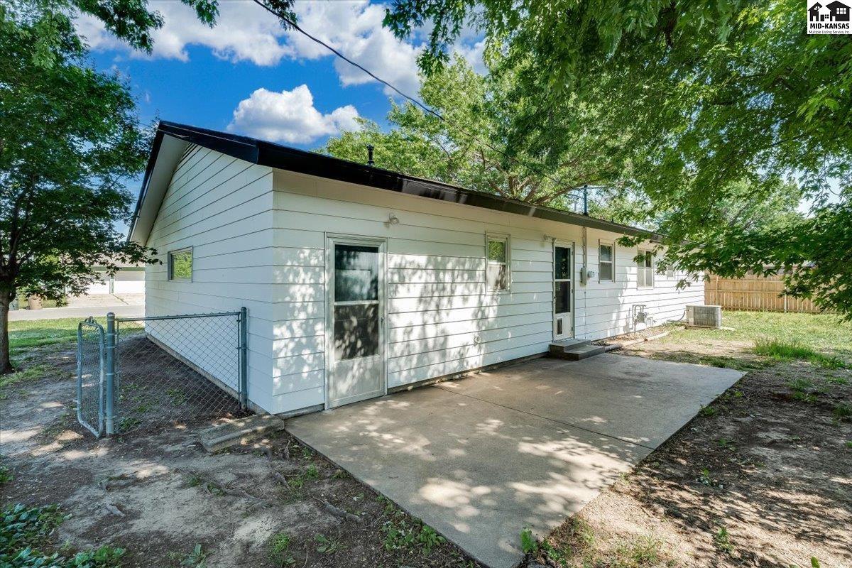 103 S Salina Street Haven KS 67543