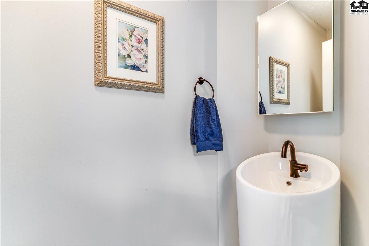 111 Blue Spruce Road Hutchinson KS 67502