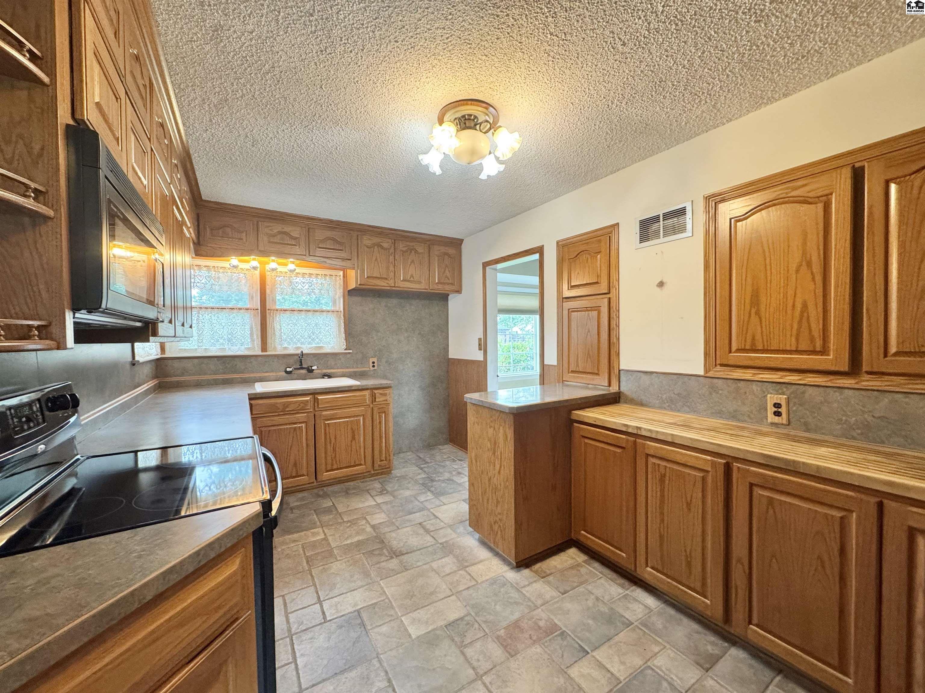 63 Circle Drive Hutchinson KS 67502