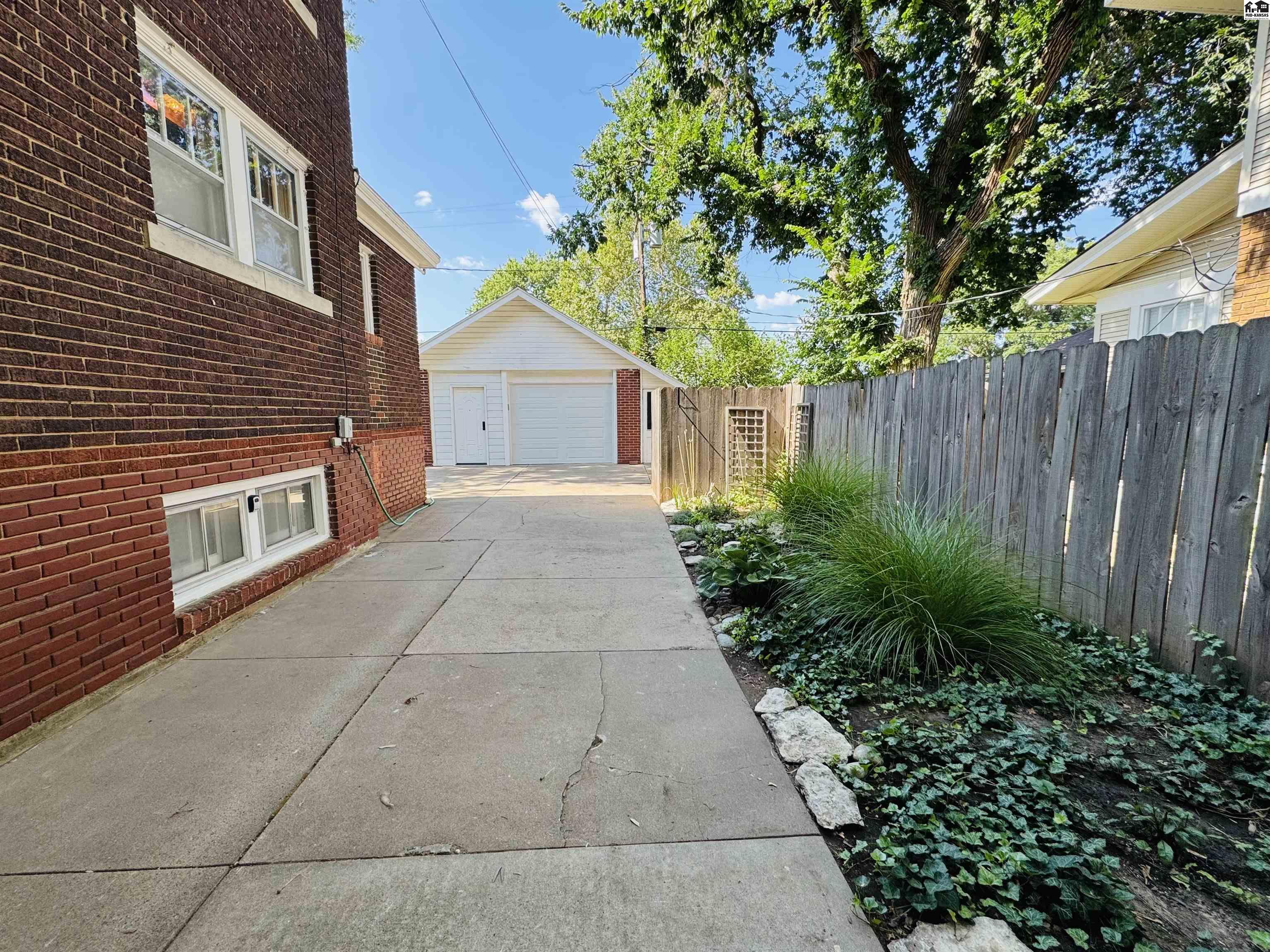 204 Crescent Boulevard Hutchinson KS 67502