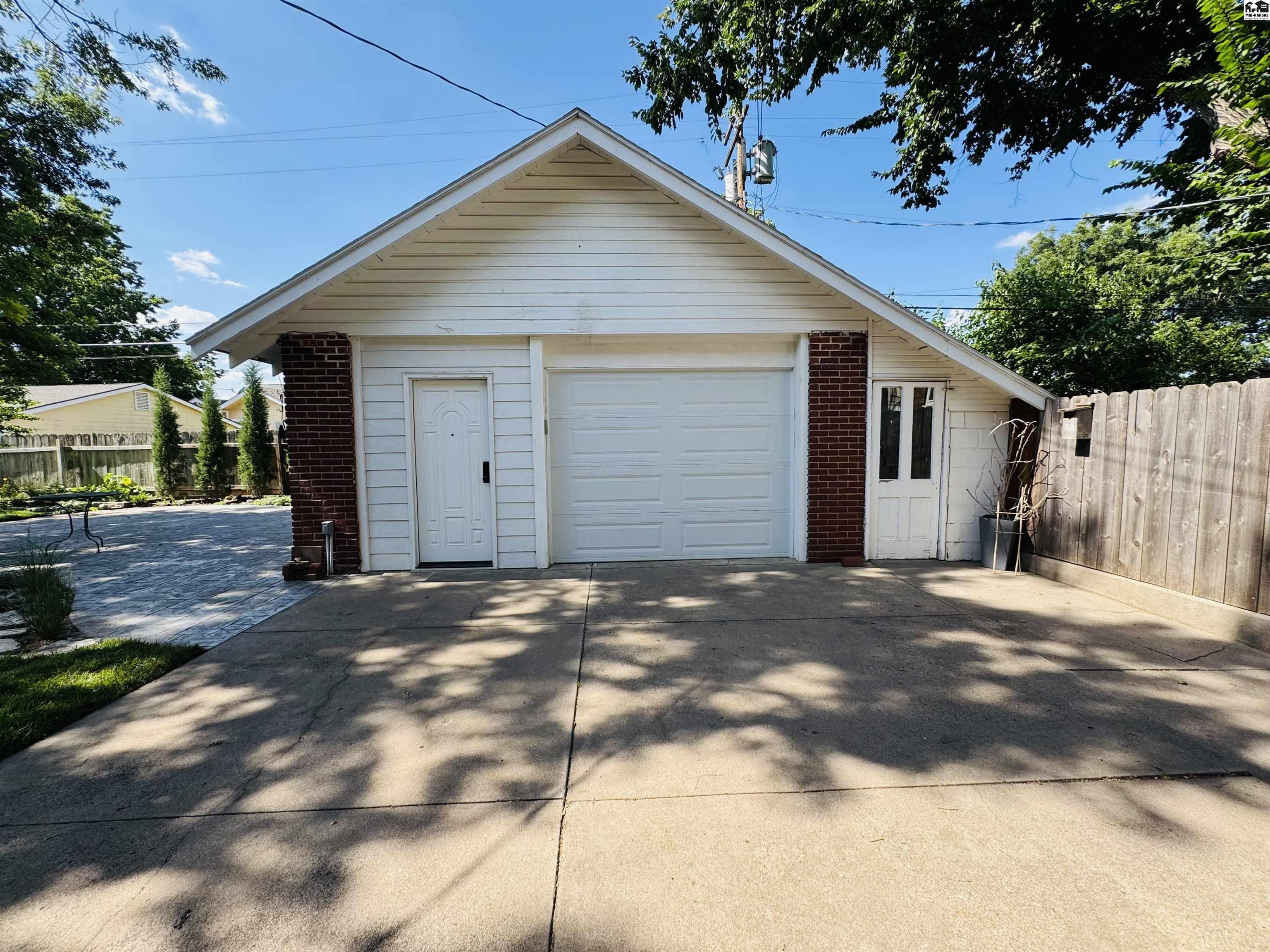 204 Crescent Boulevard Hutchinson KS 67502