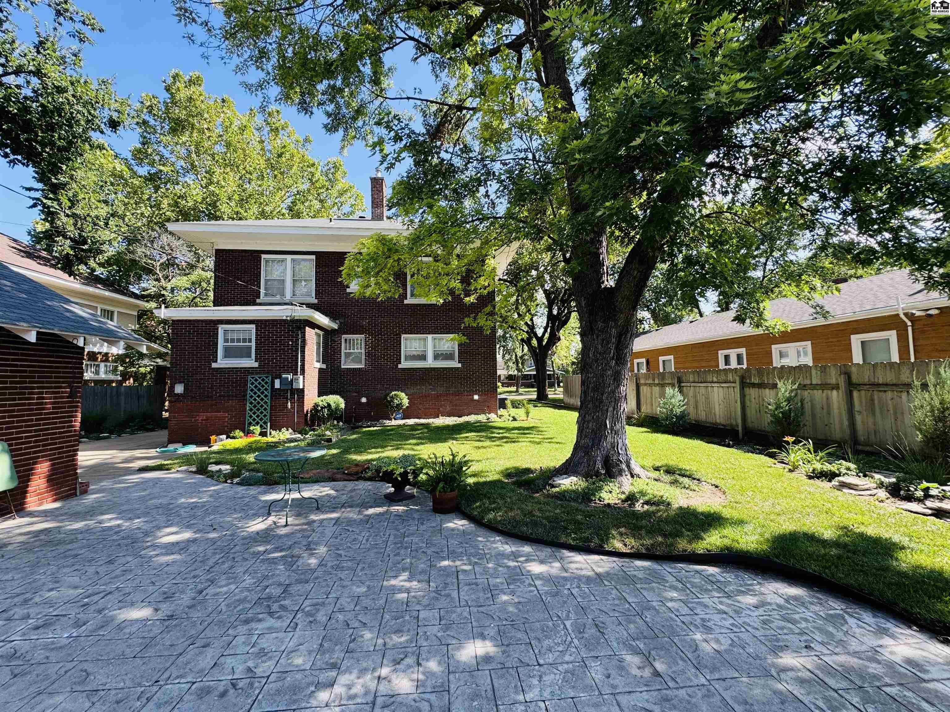 204 Crescent Boulevard Hutchinson KS 67502