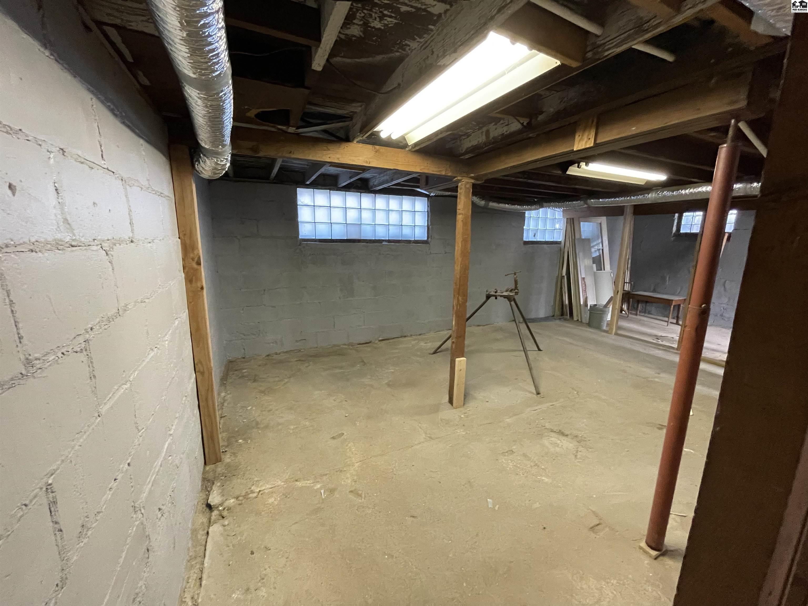 719 W 11th Avenue Hutchinson KS 67502