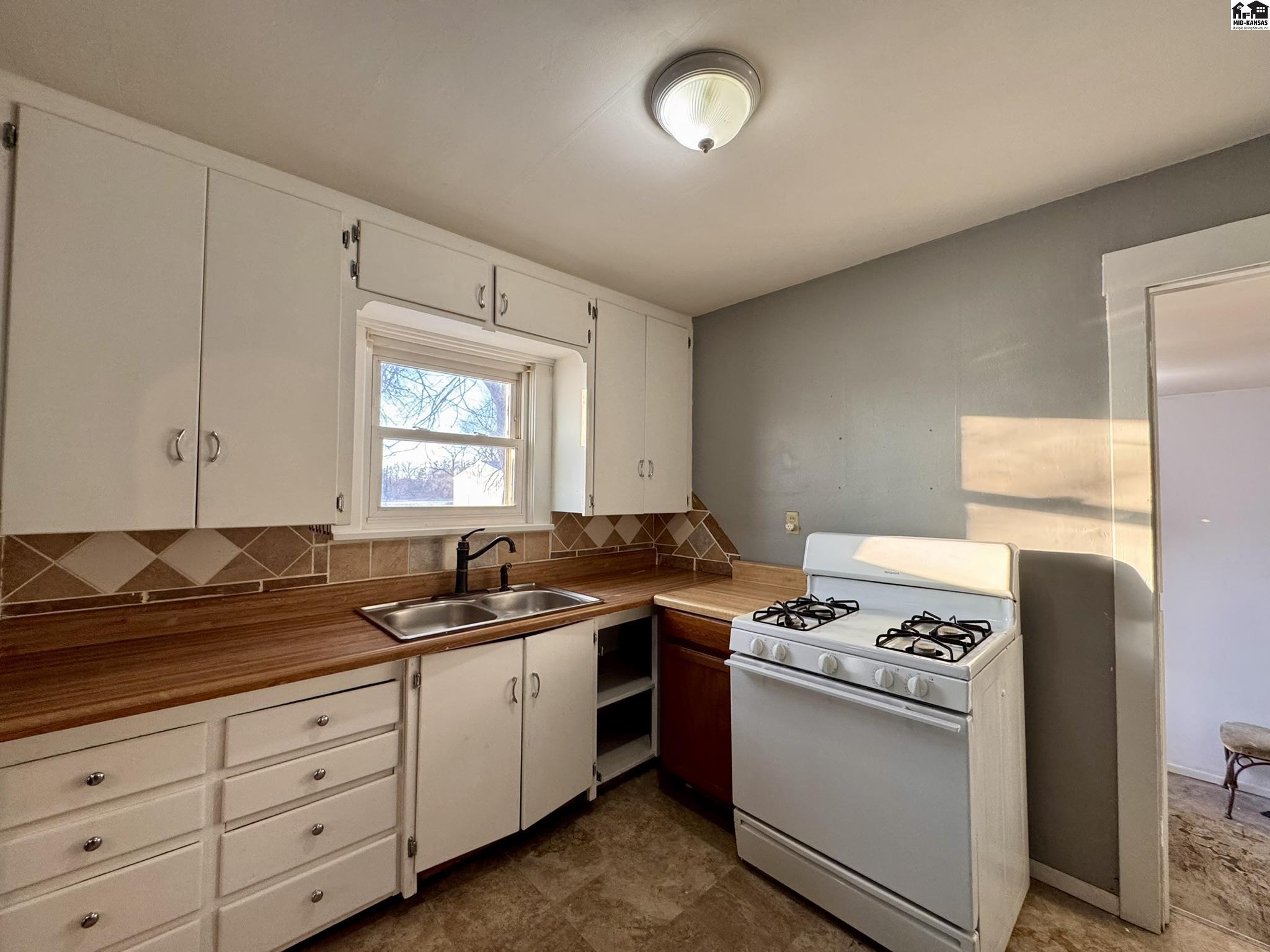 1602 W 11th Avenue Hutchinson KS 67501