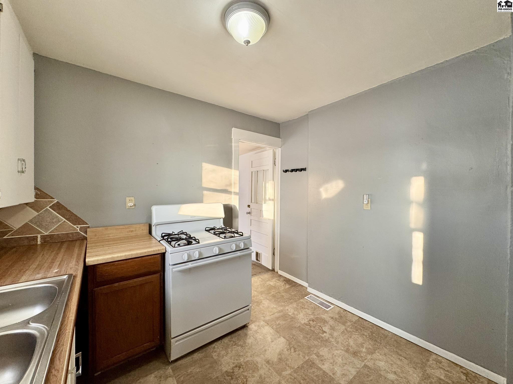 1602 W 11th Avenue Hutchinson KS 67501