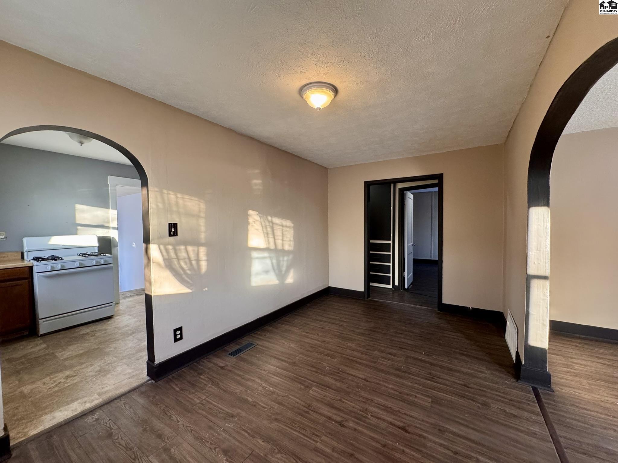 1602 W 11th Avenue Hutchinson KS 67501