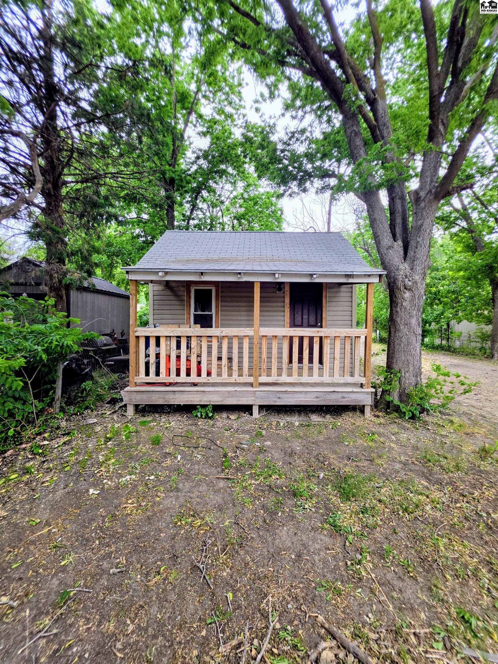 318 1/2 E 5th Avenue Hutchinson KS 67501