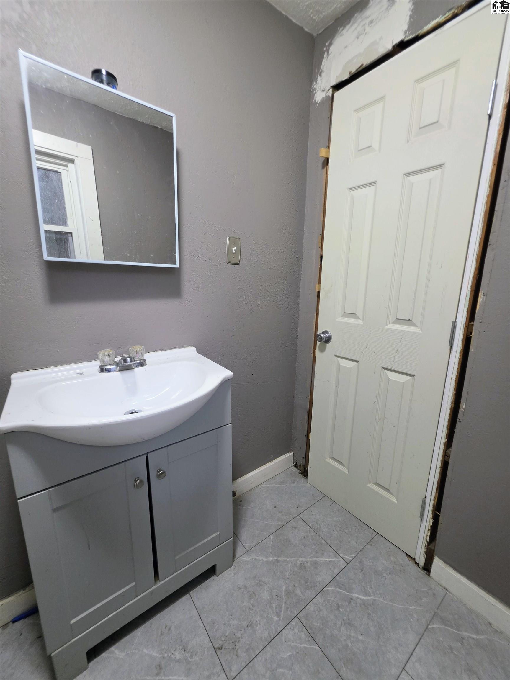 318 1/2 E 5th Avenue Hutchinson KS 67501