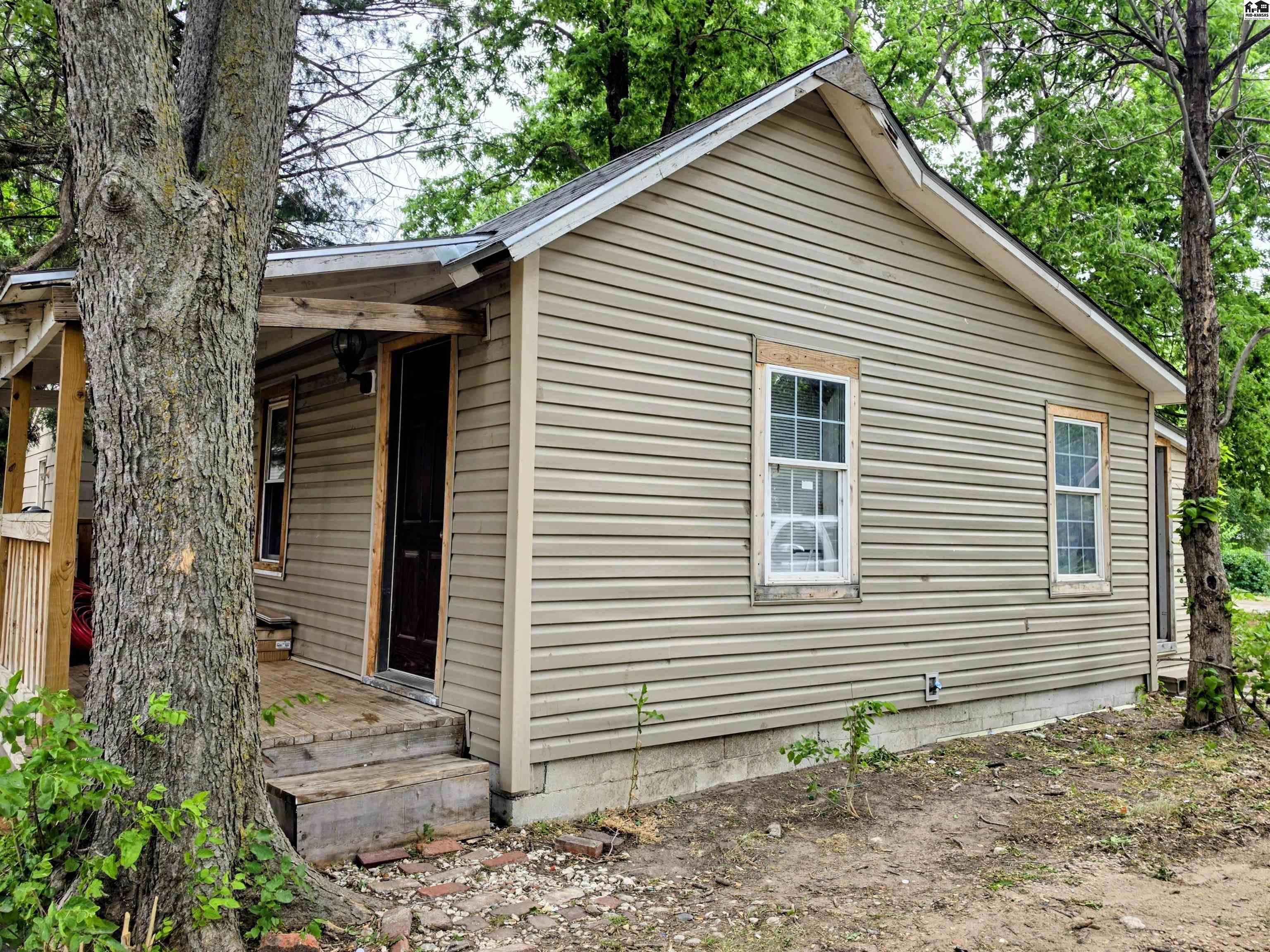 318 1/2 E 5th Avenue Hutchinson KS 67501