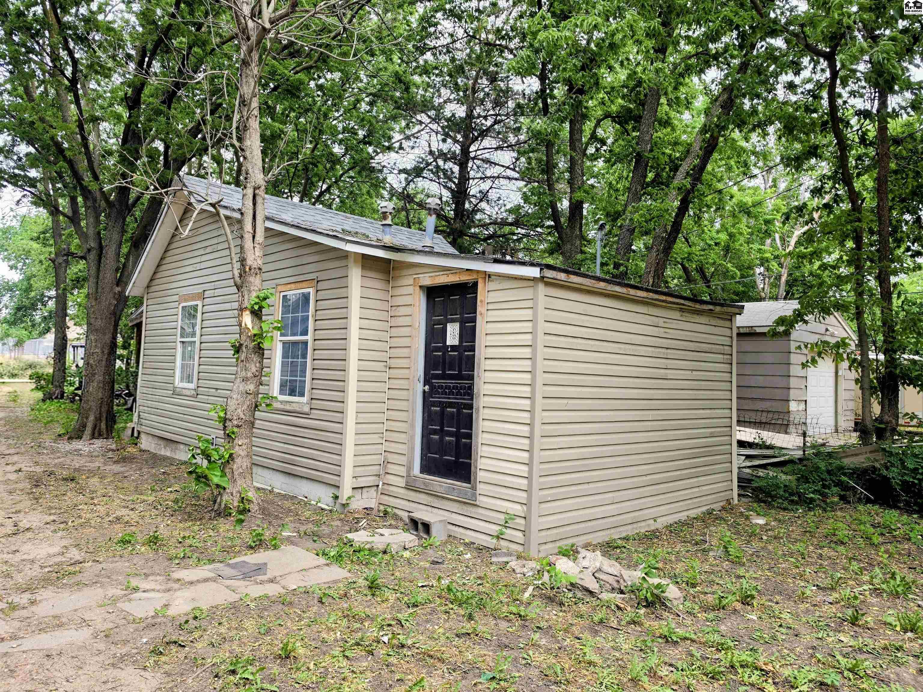 318 1/2 E 5th Avenue Hutchinson KS 67501