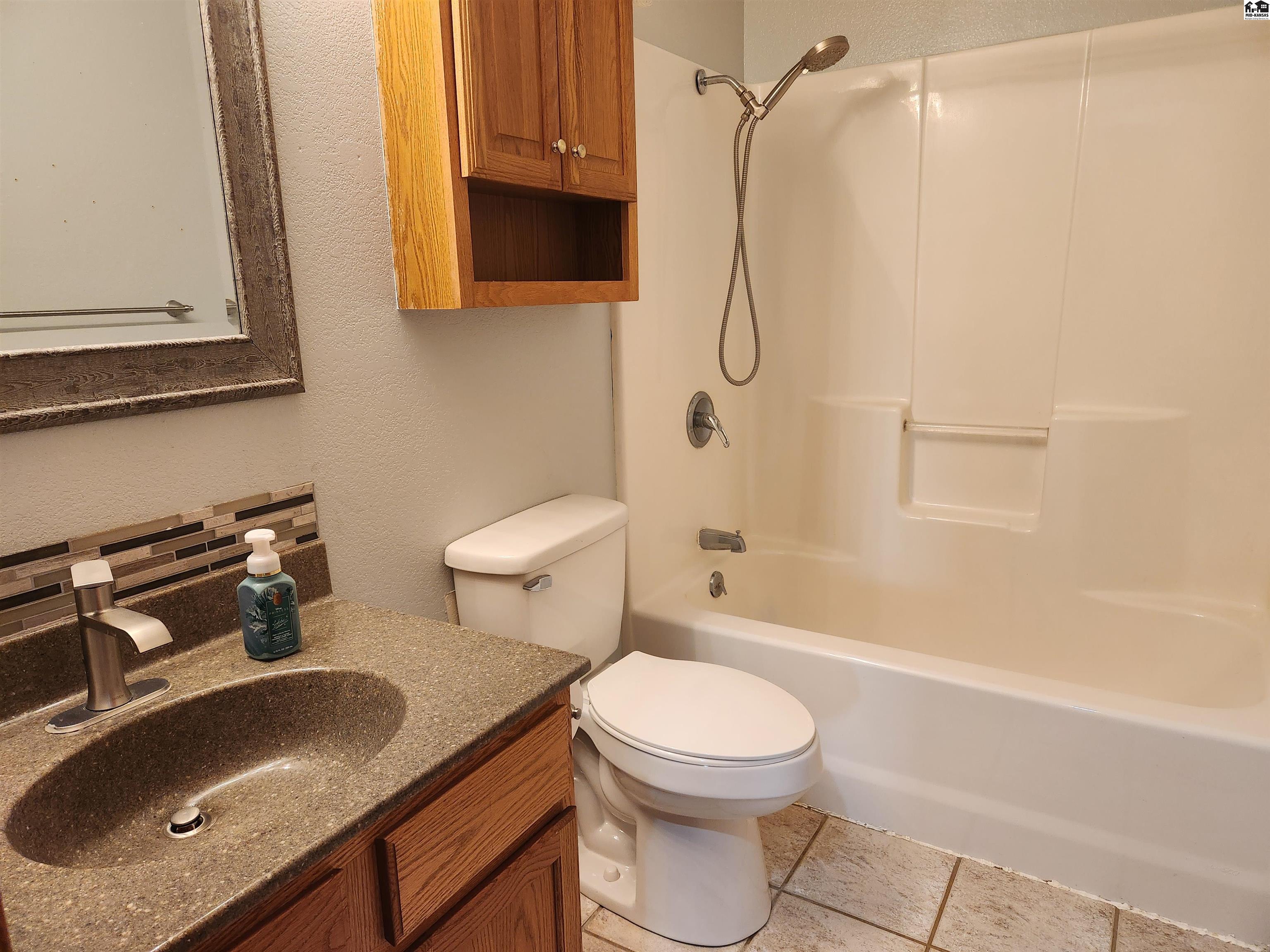 1913 E 33rd Avenue Hutchinson KS 67502