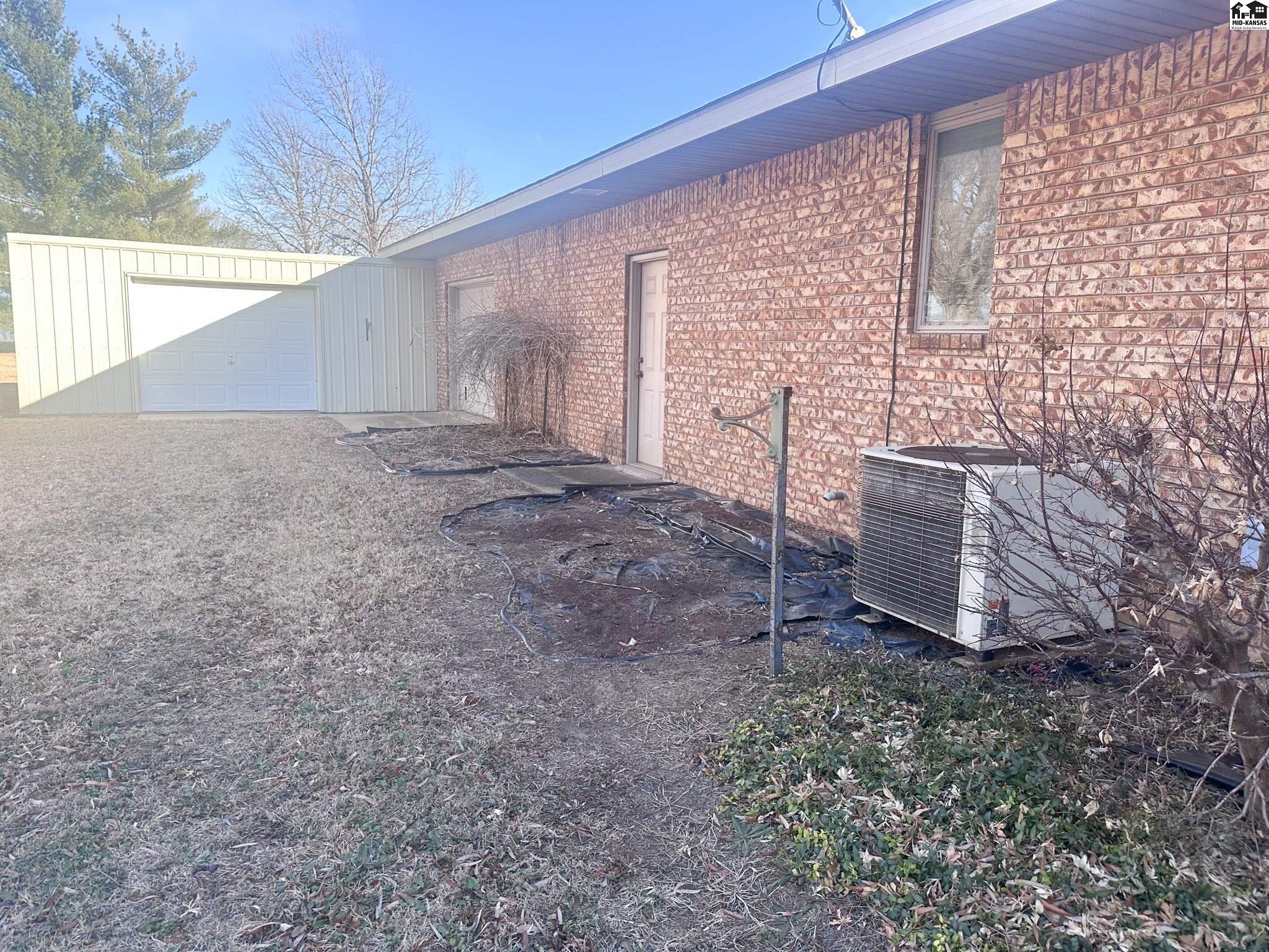 1114 W Hoover Road Kingman KS 67068