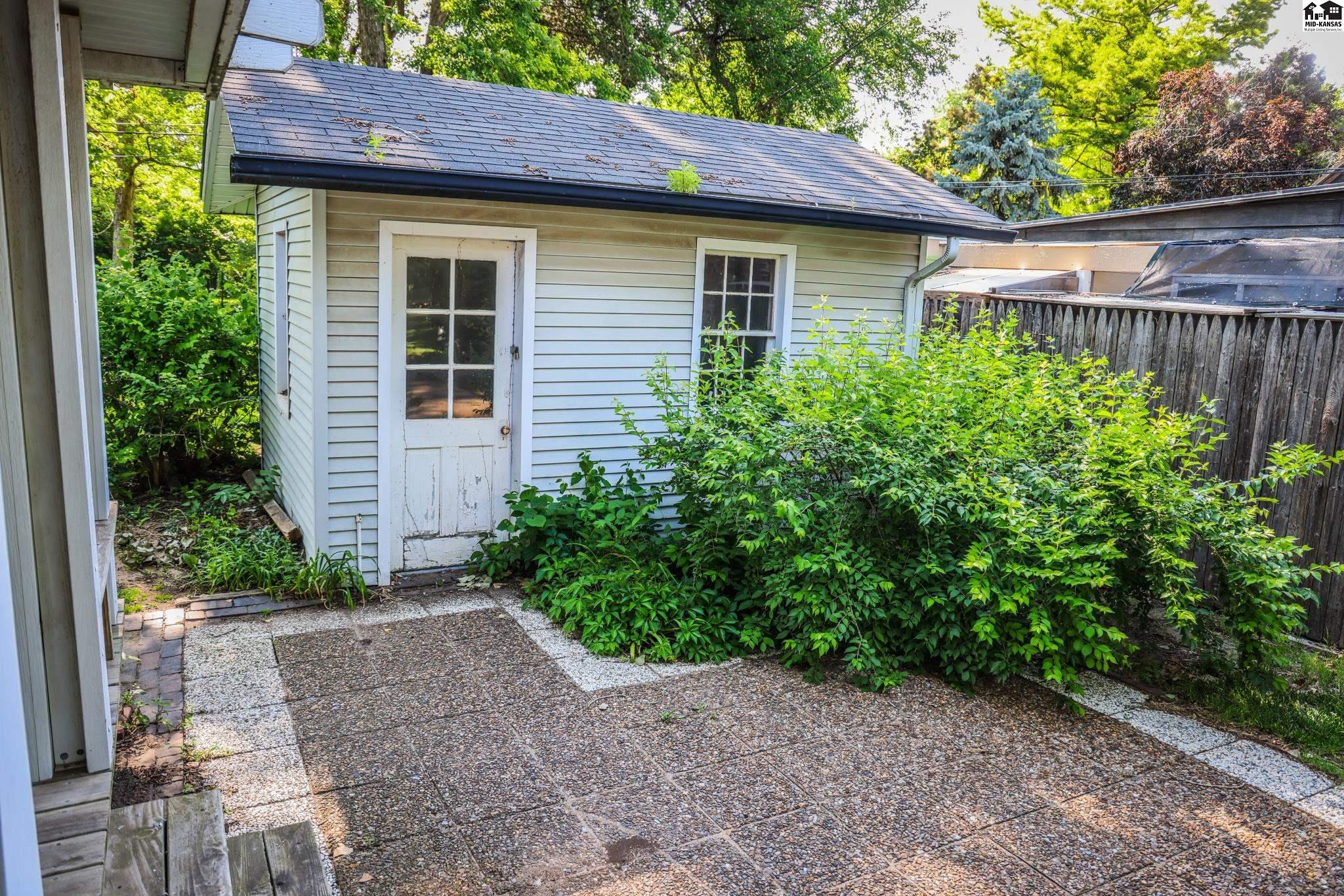 2011 N Adams Street Hutchinson KS 67502