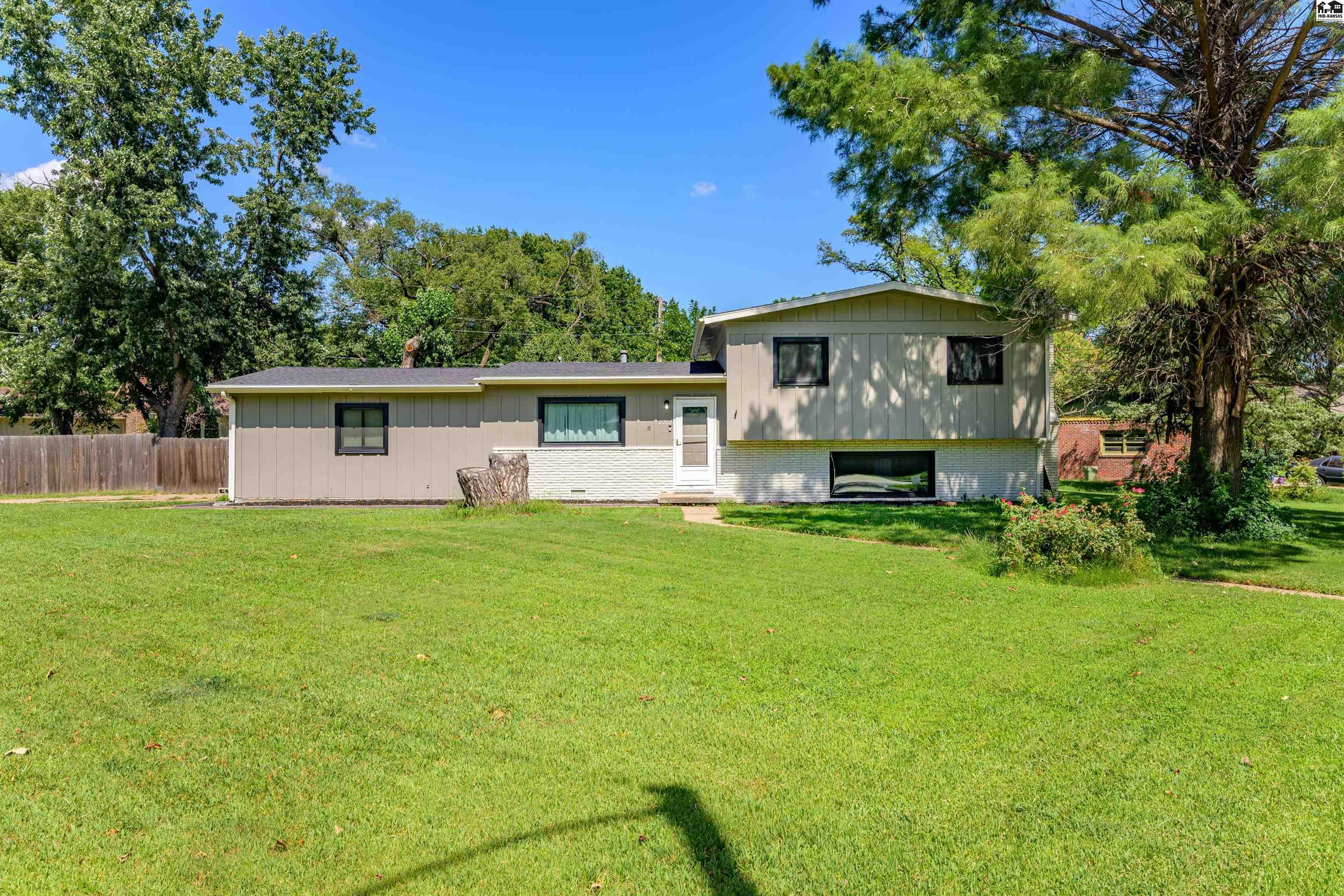 8202 E Morningside Street Wichita KS 67207-1127