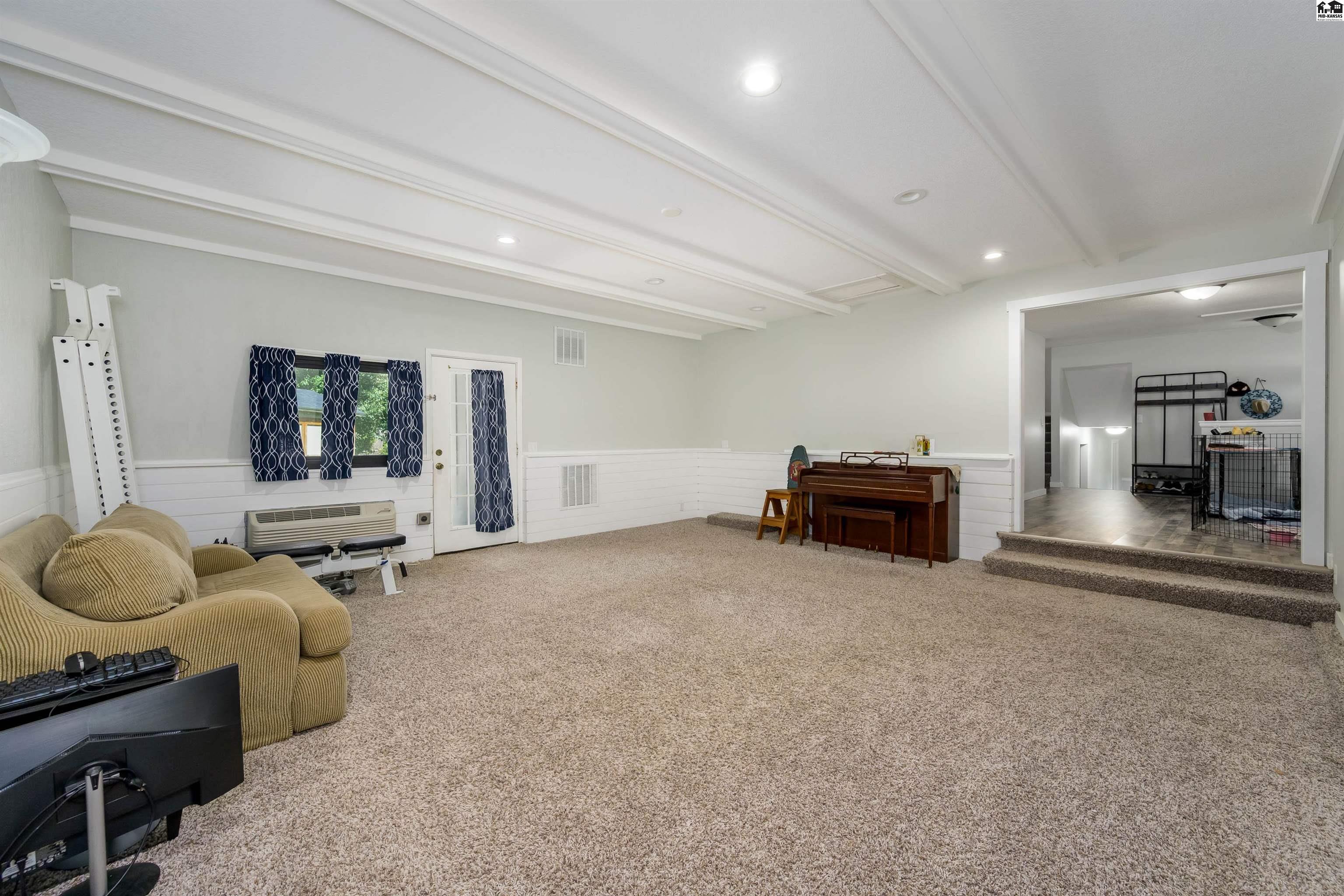 8202 E Morningside Street Wichita KS 67207-1127