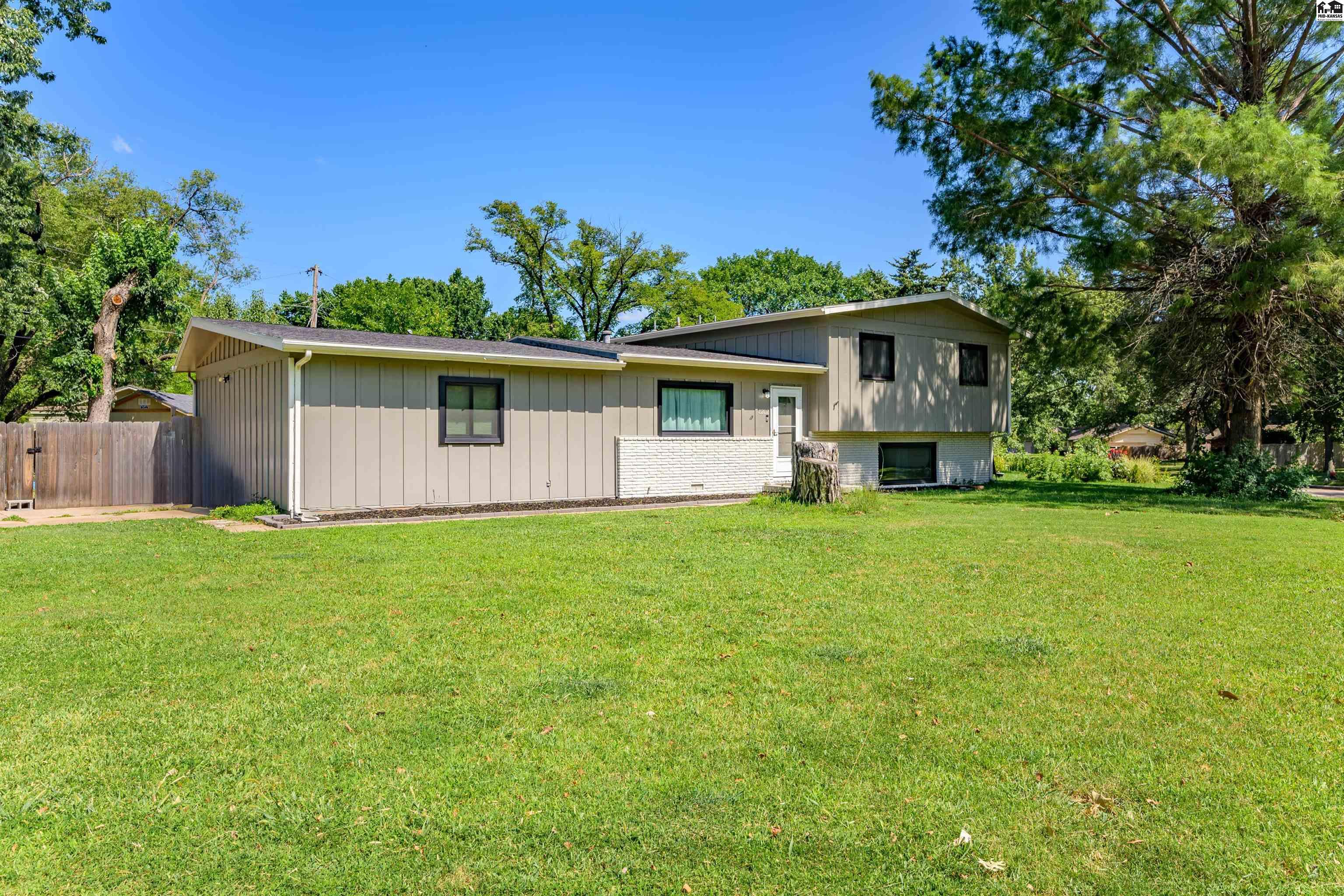 8202 E Morningside Street Wichita KS 67207-1127