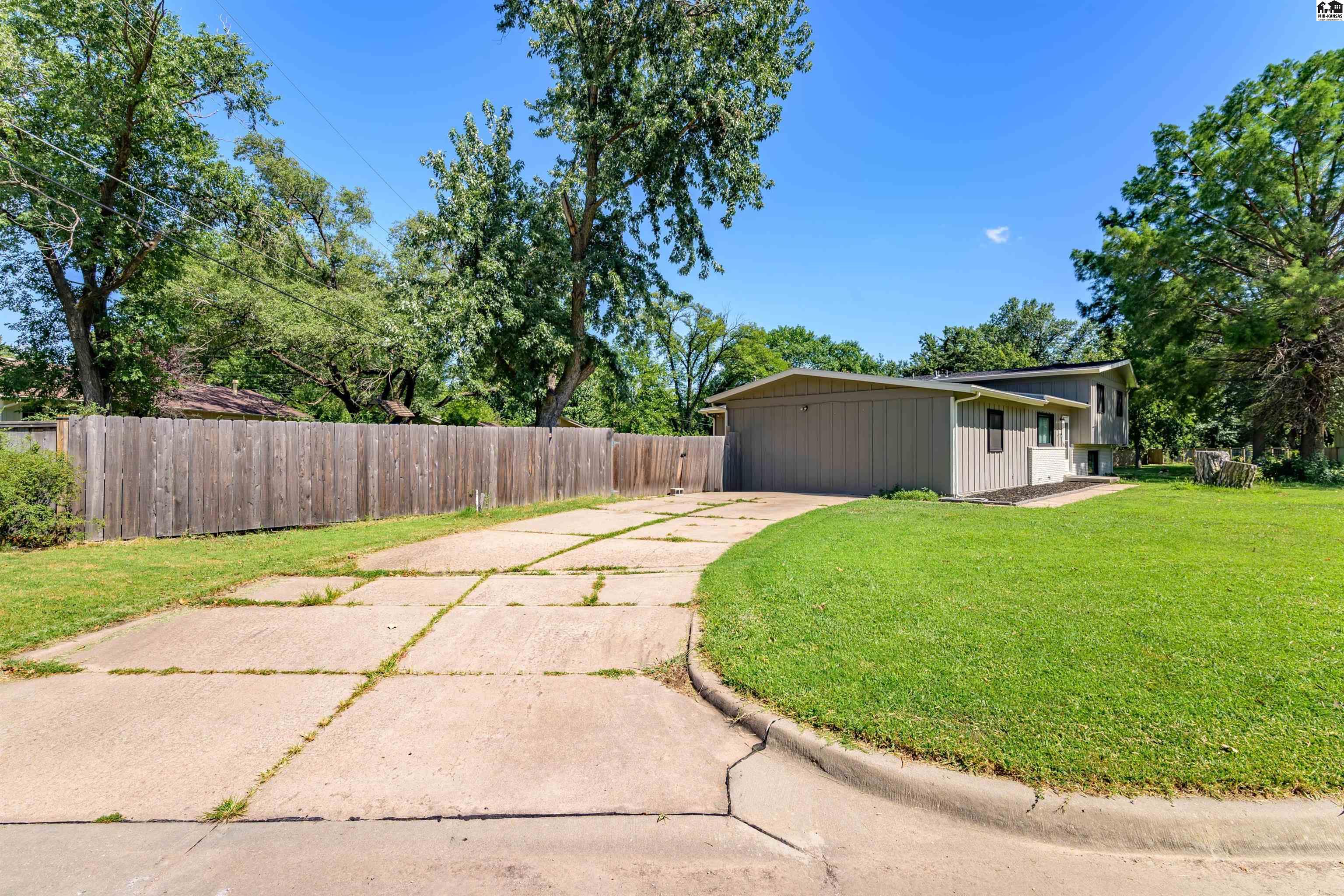 8202 E Morningside Street Wichita KS 67207-1127