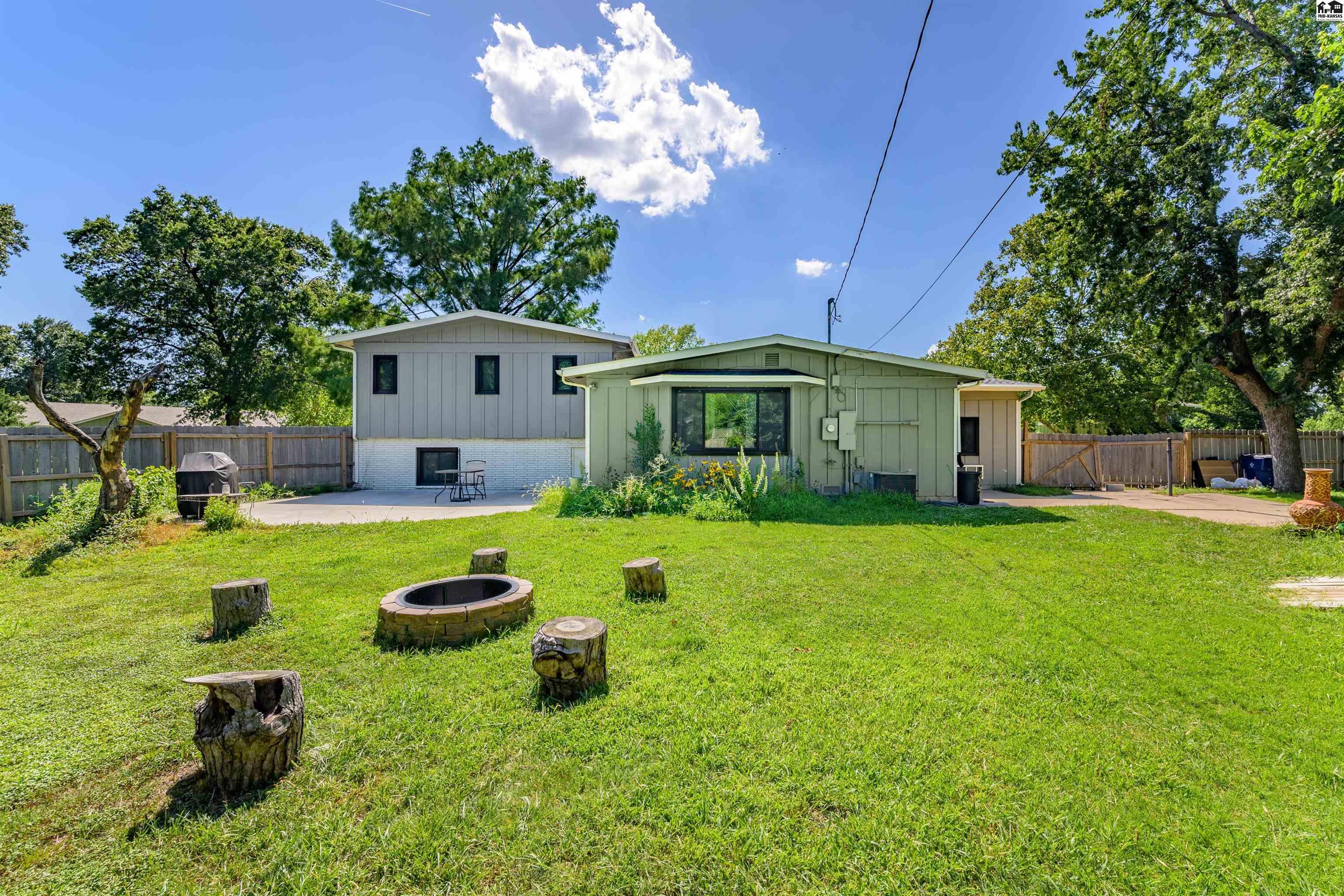 8202 E Morningside Street Wichita KS 67207-1127