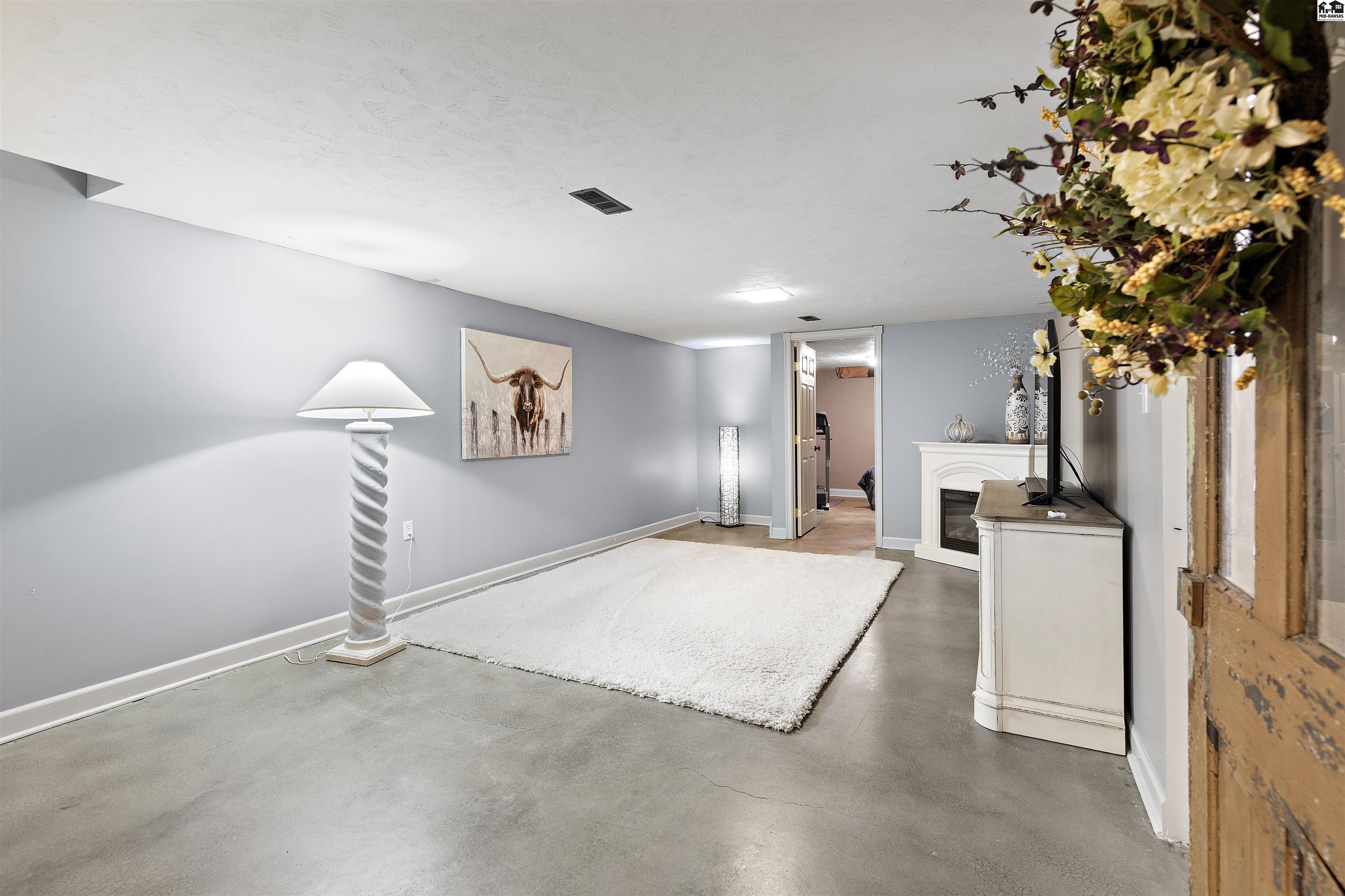 1519 Brookwood Drive Hutchinson KS 67502