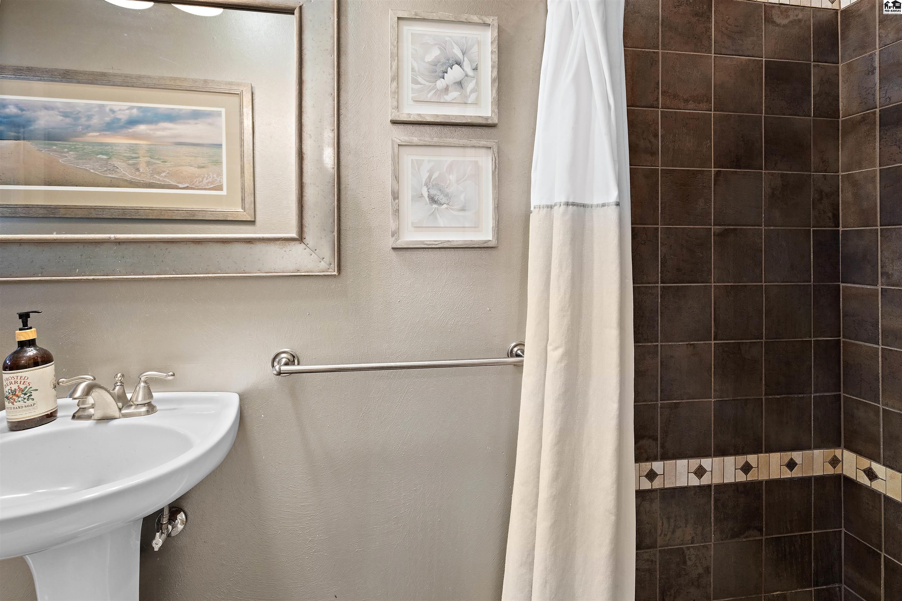 1519 Brookwood Drive Hutchinson KS 67502