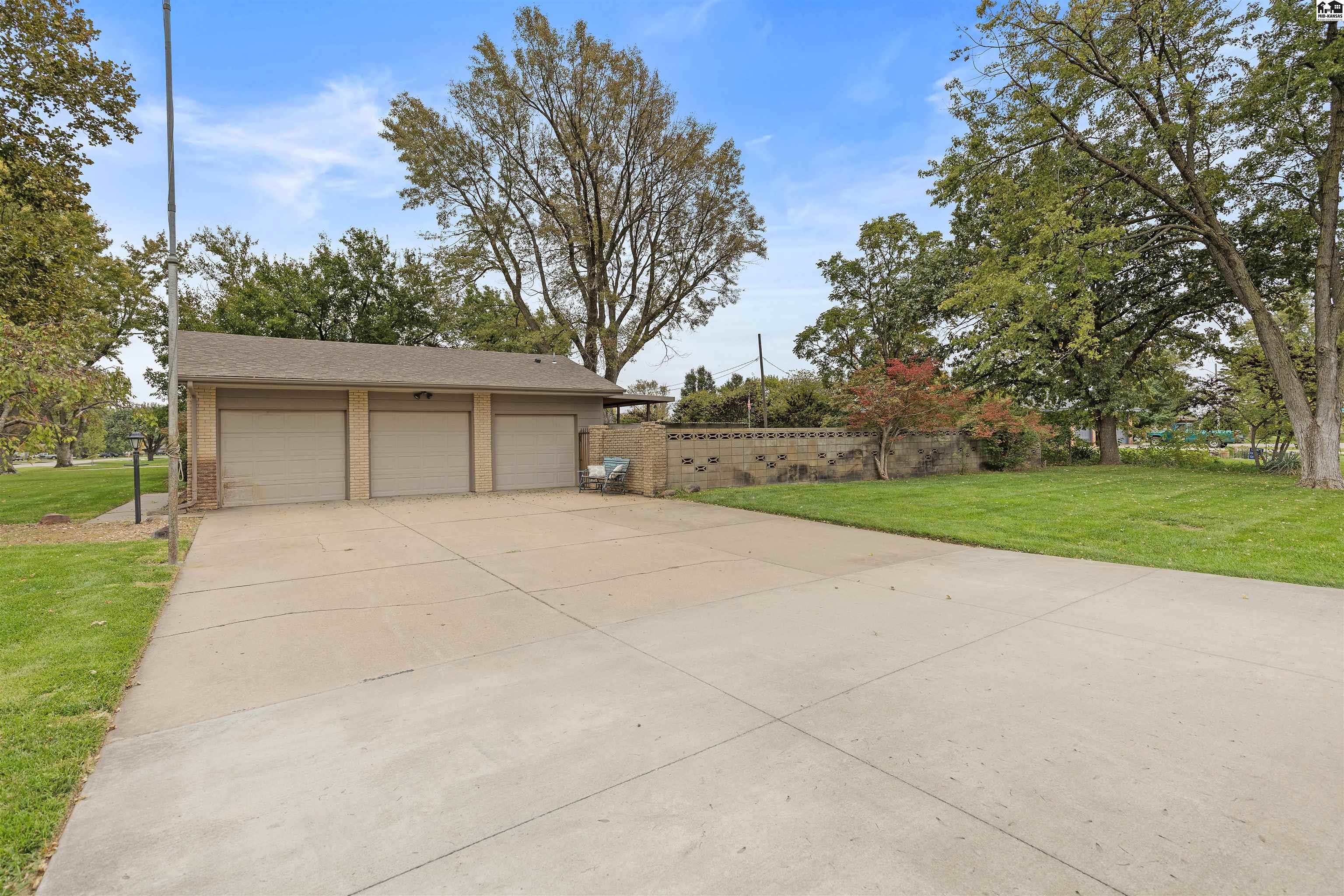 1519 Brookwood Drive Hutchinson KS 67502