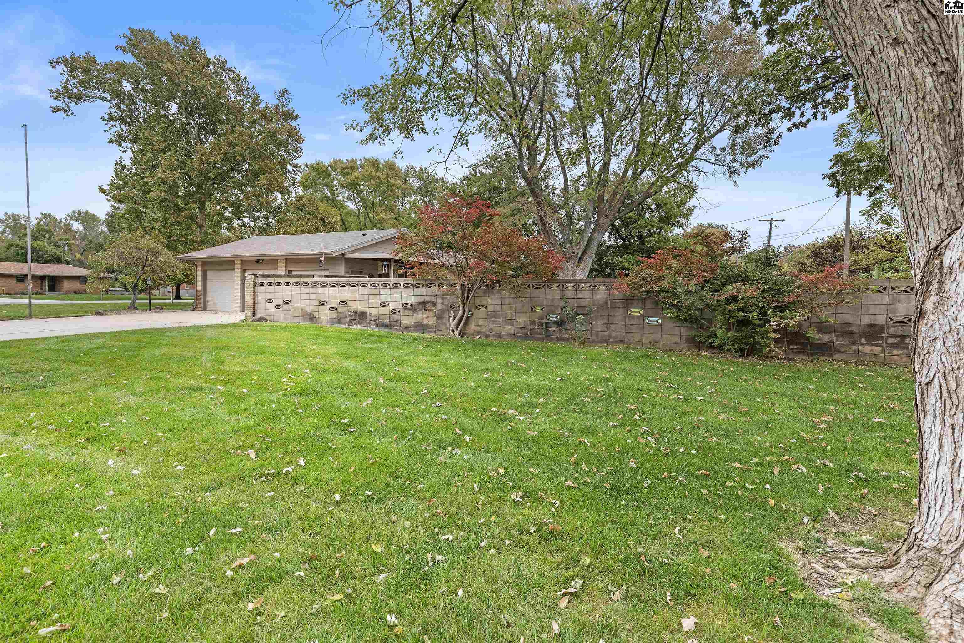 1519 Brookwood Drive Hutchinson KS 67502