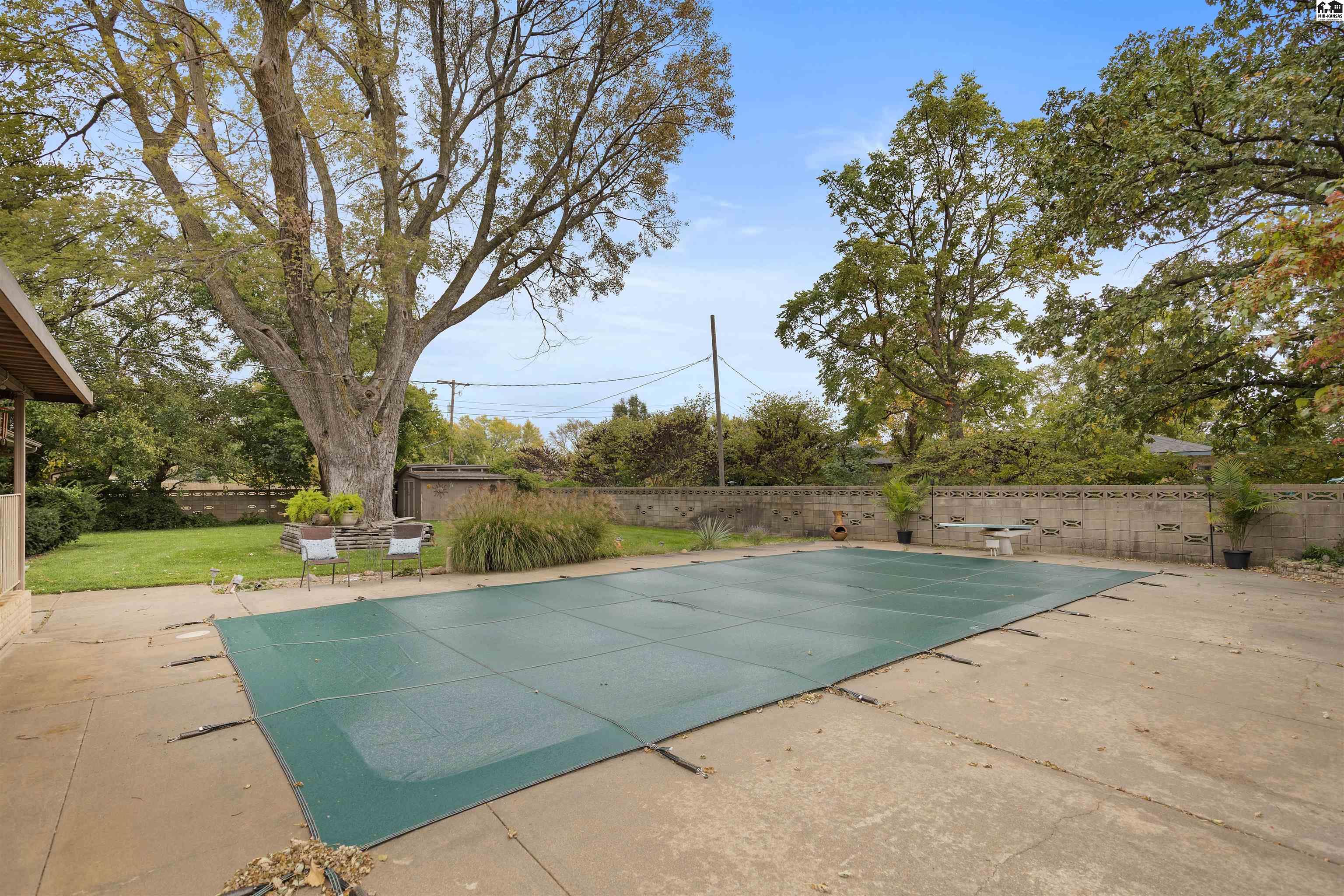 1519 Brookwood Drive Hutchinson KS 67502