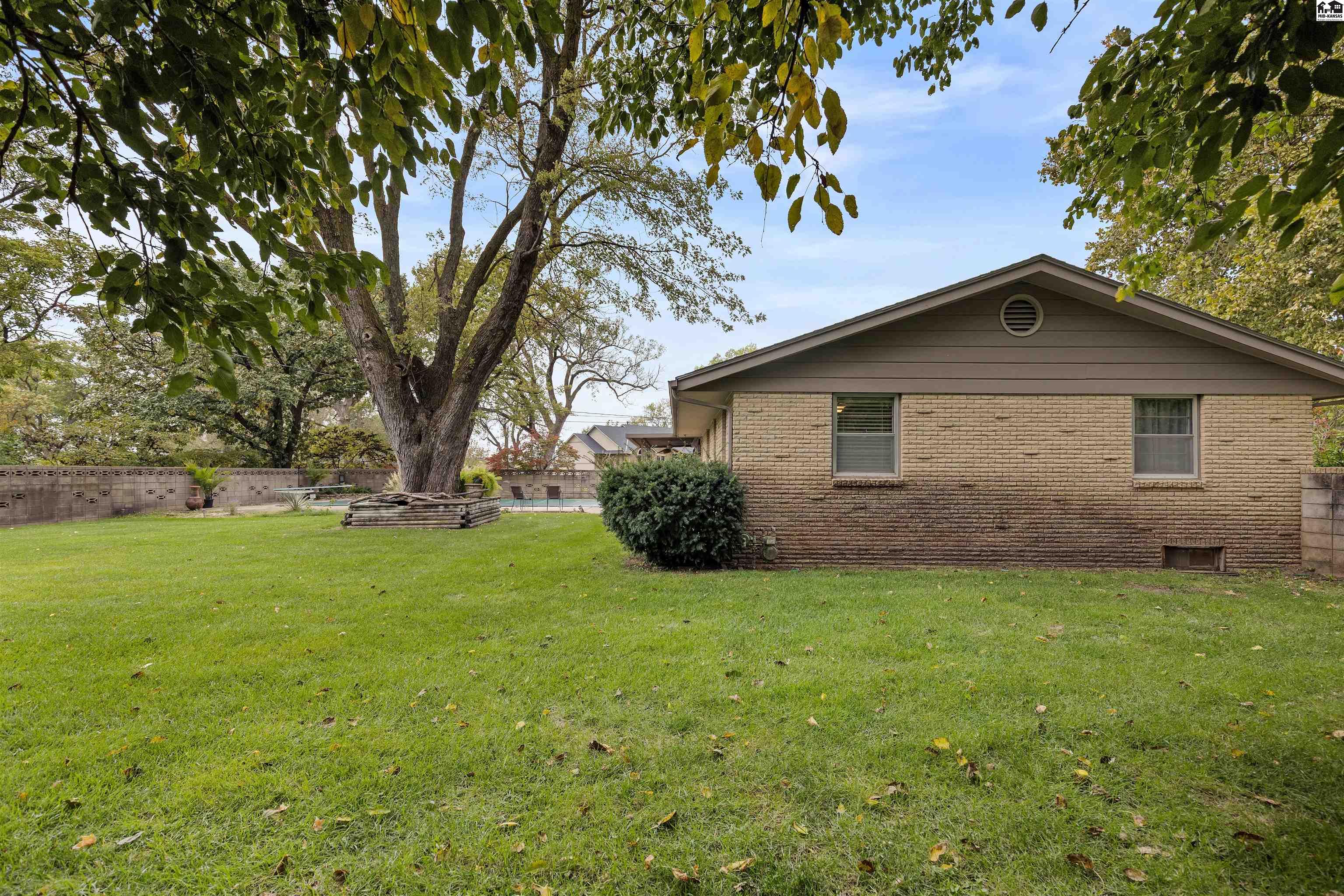 1519 Brookwood Drive Hutchinson KS 67502
