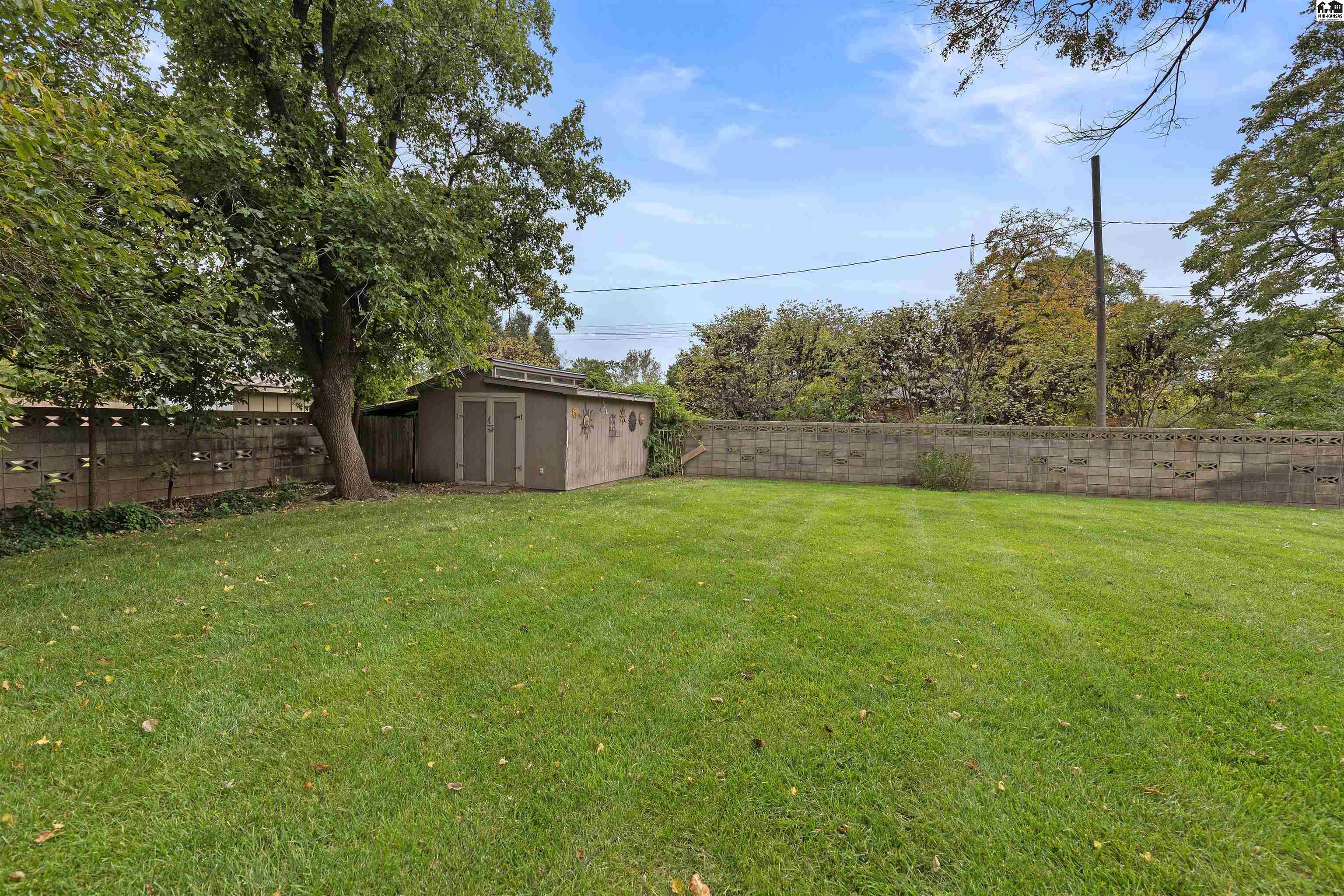 1519 Brookwood Drive Hutchinson KS 67502