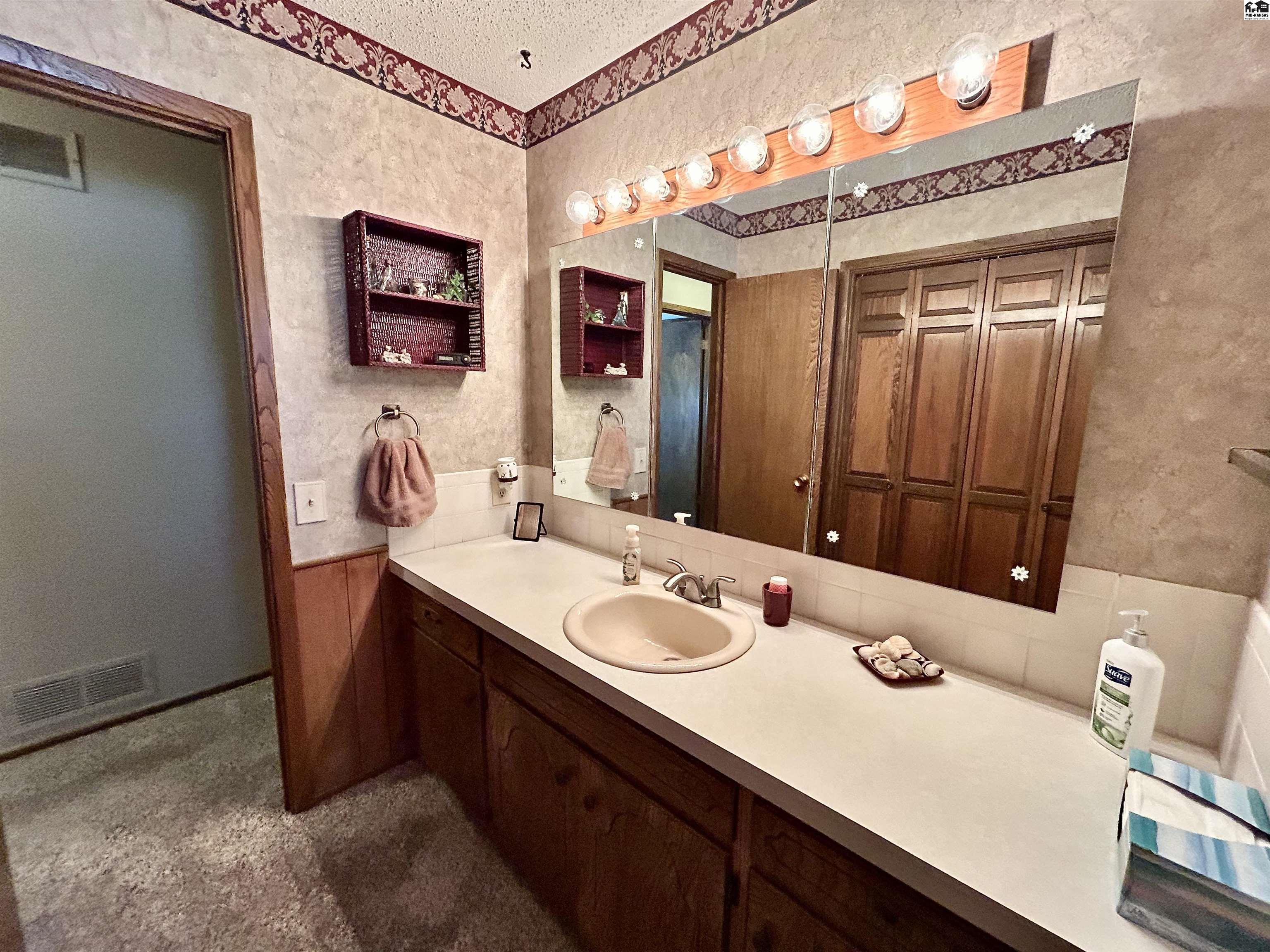 4102 Rowland Road Hutchinson KS 67502