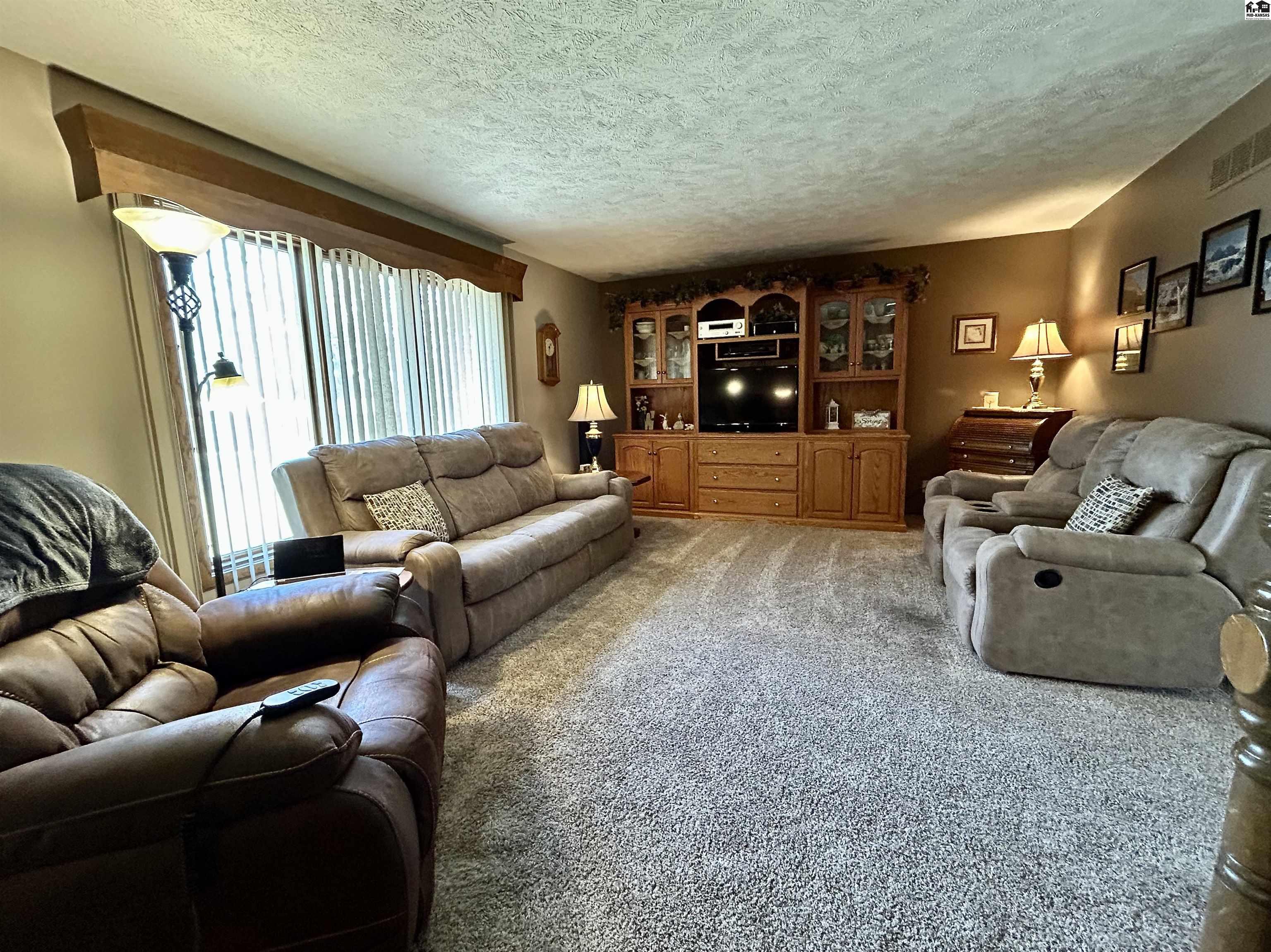 4102 Rowland Road Hutchinson KS 67502