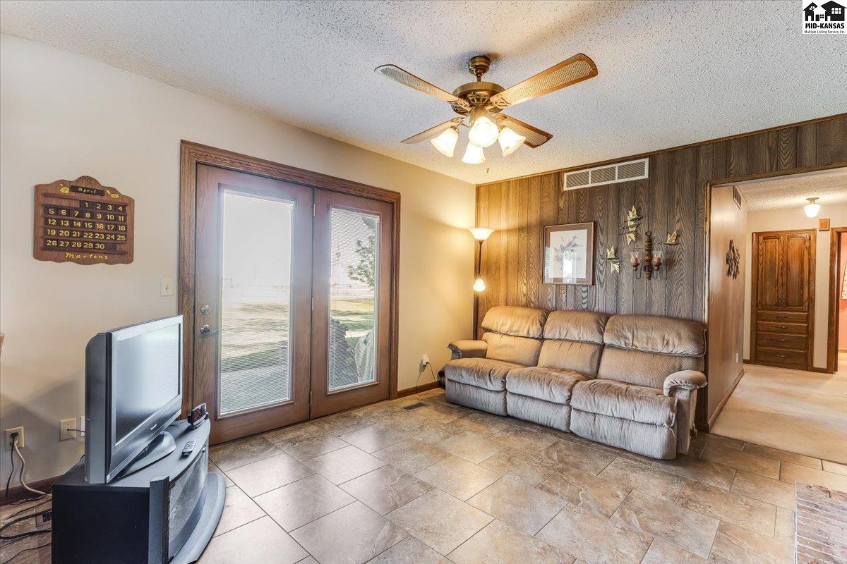 10 N Stadium Street Haven KS 67543