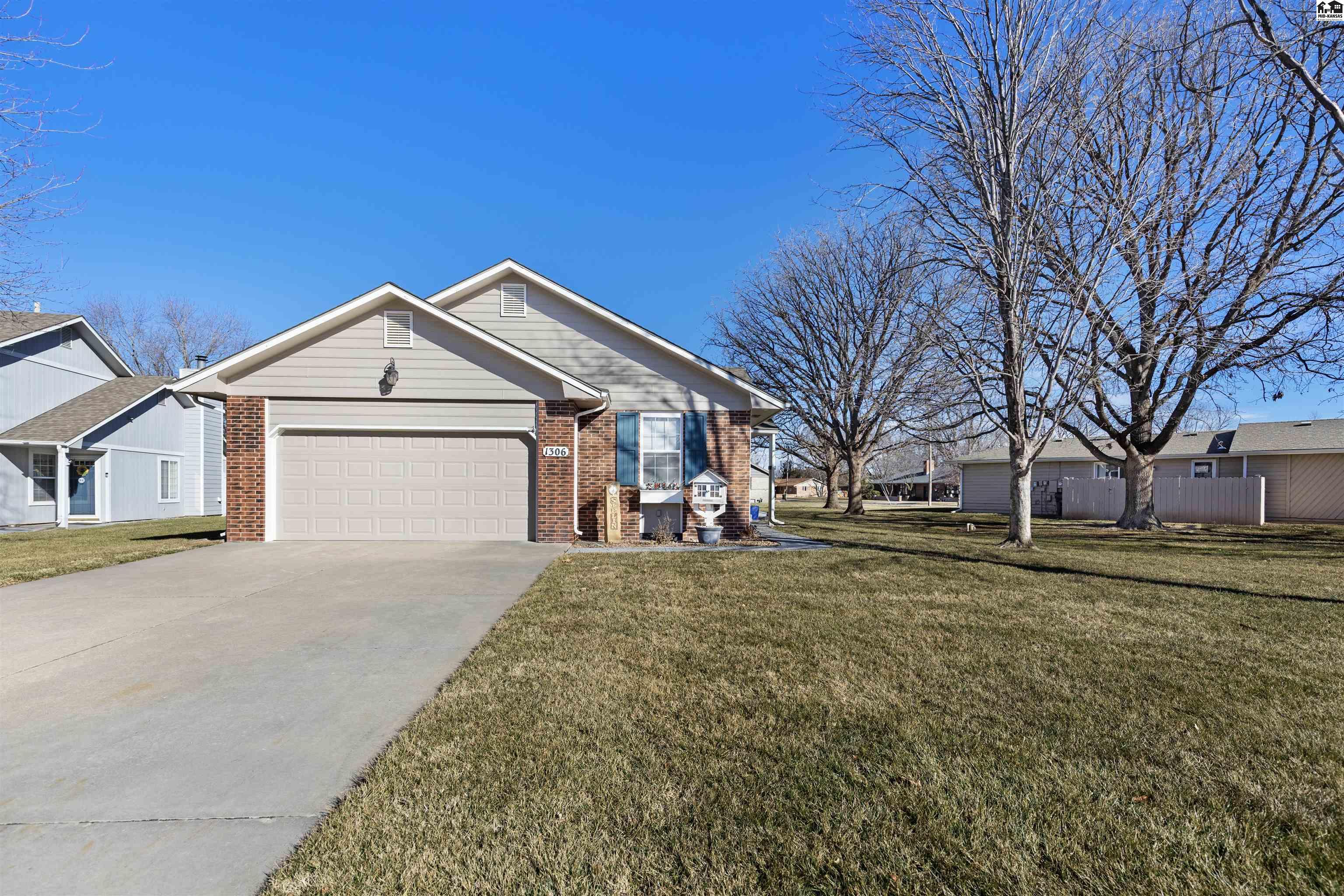 1306 Stone Bridge Drive Hutchinson KS 67502