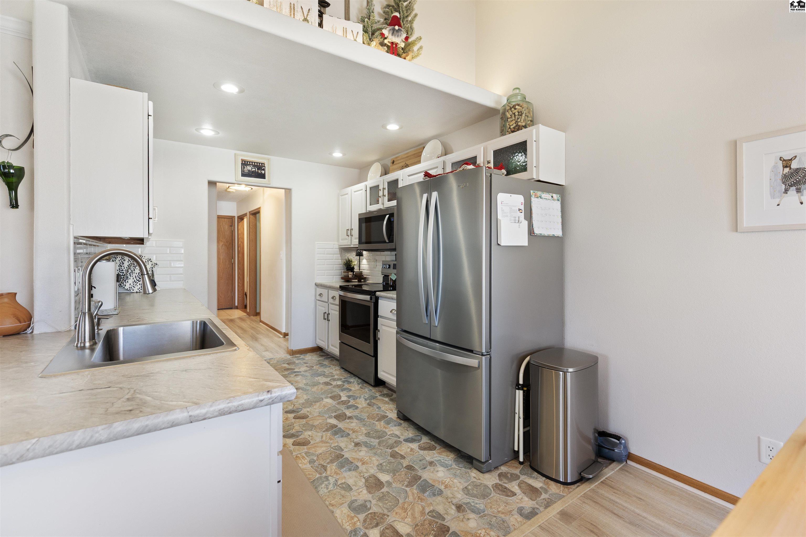 1306 Stone Bridge Drive Hutchinson KS 67502