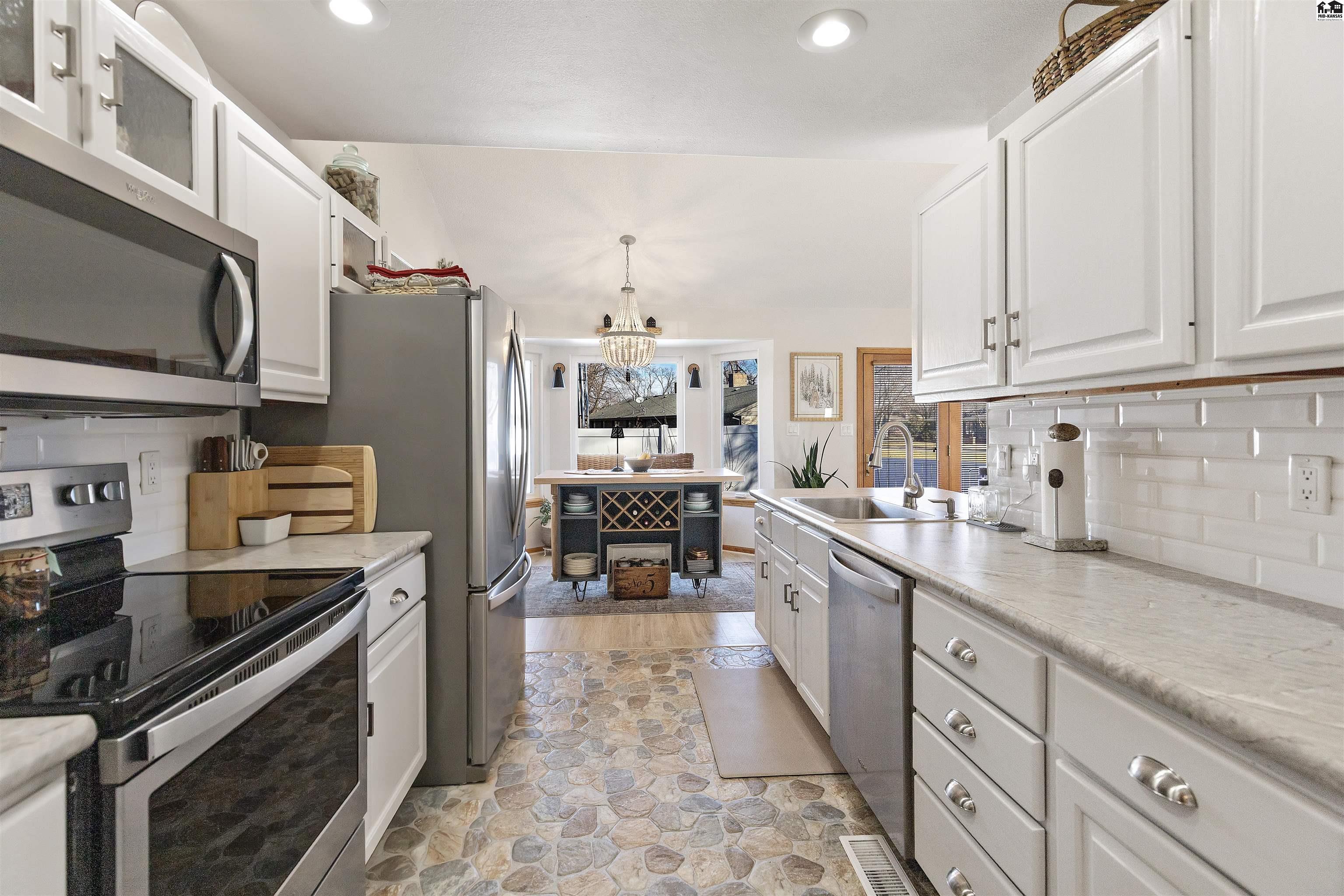 1306 Stone Bridge Drive Hutchinson KS 67502