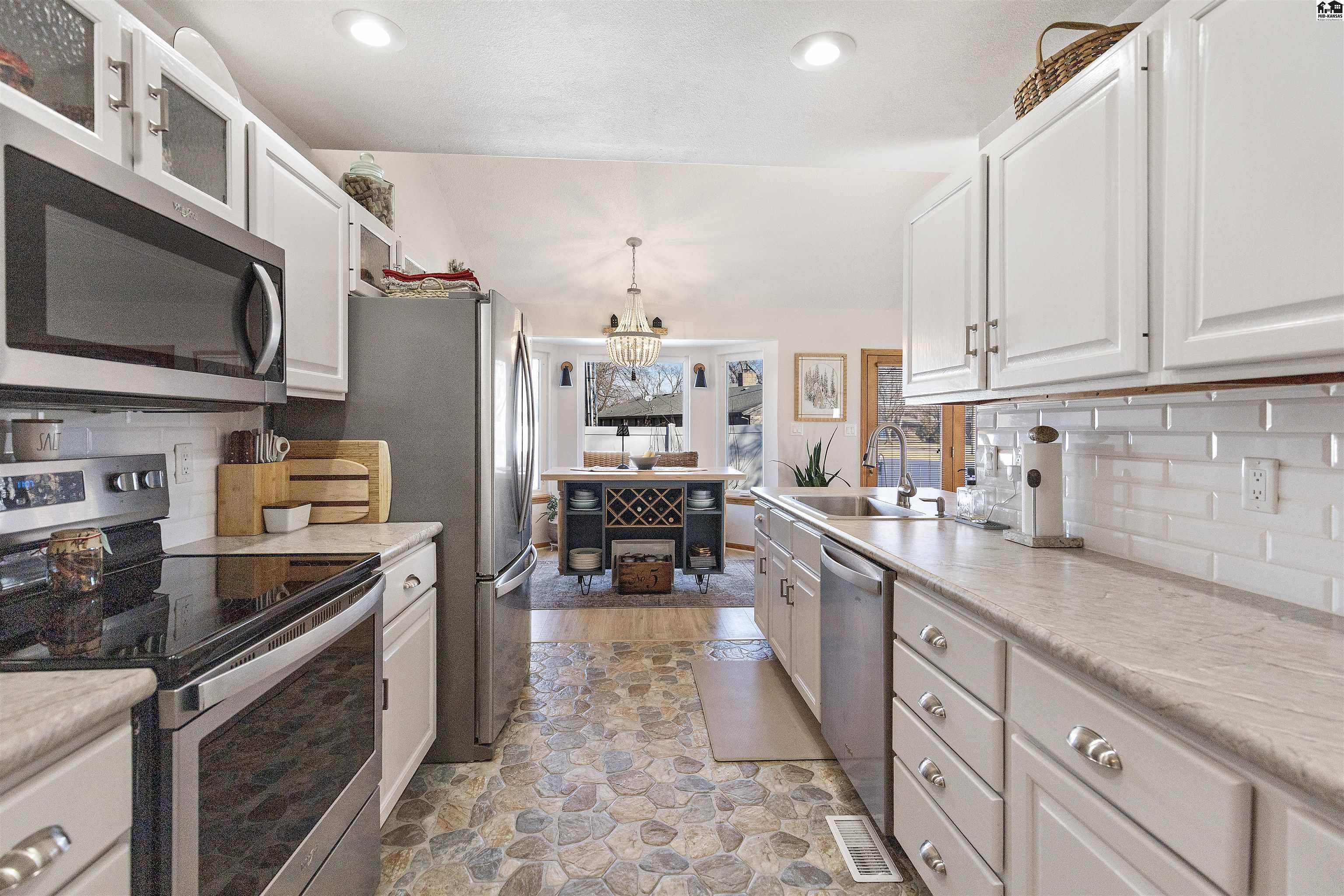 1306 Stone Bridge Drive Hutchinson KS 67502