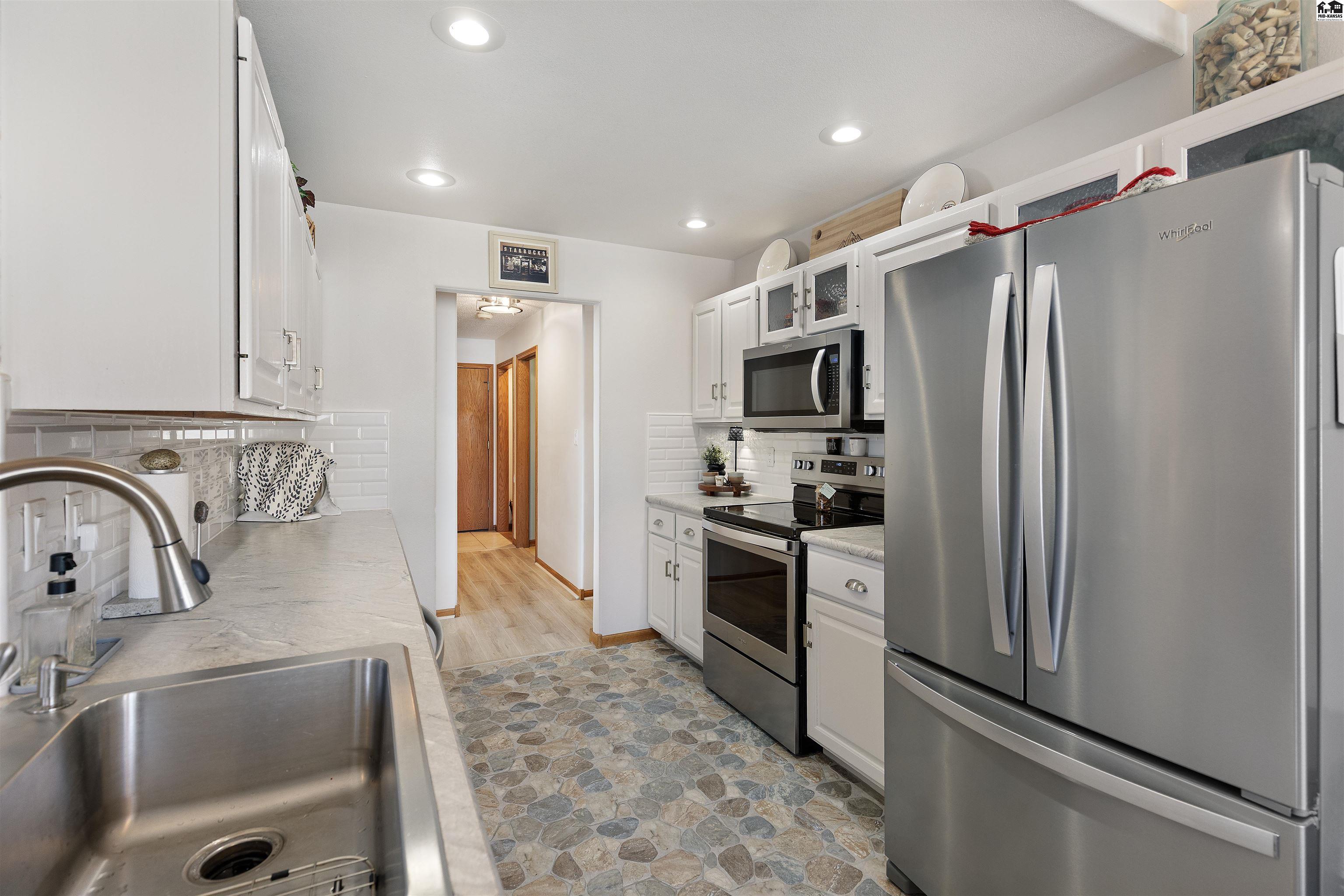 1306 Stone Bridge Drive Hutchinson KS 67502