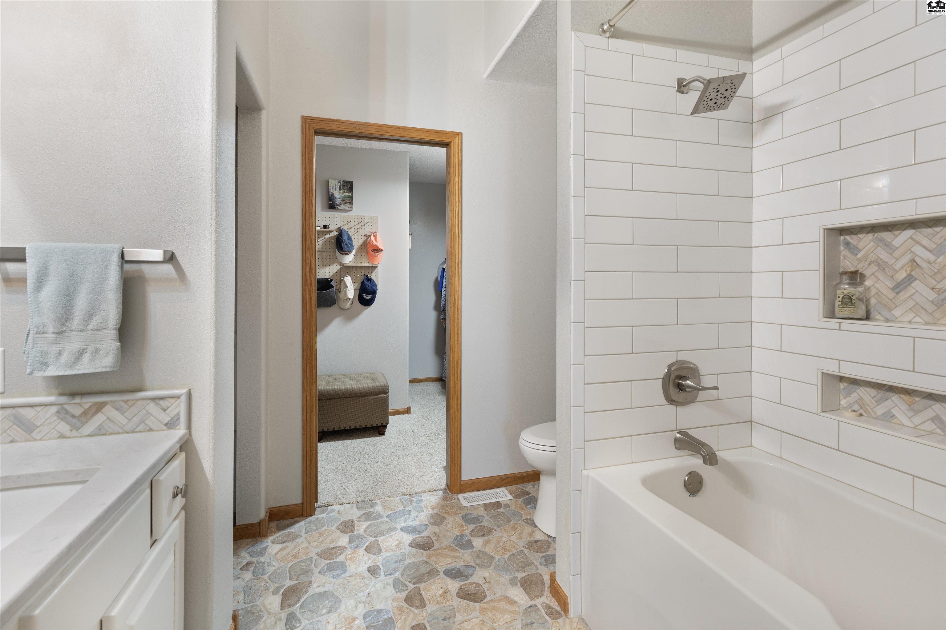 1306 Stone Bridge Drive Hutchinson KS 67502