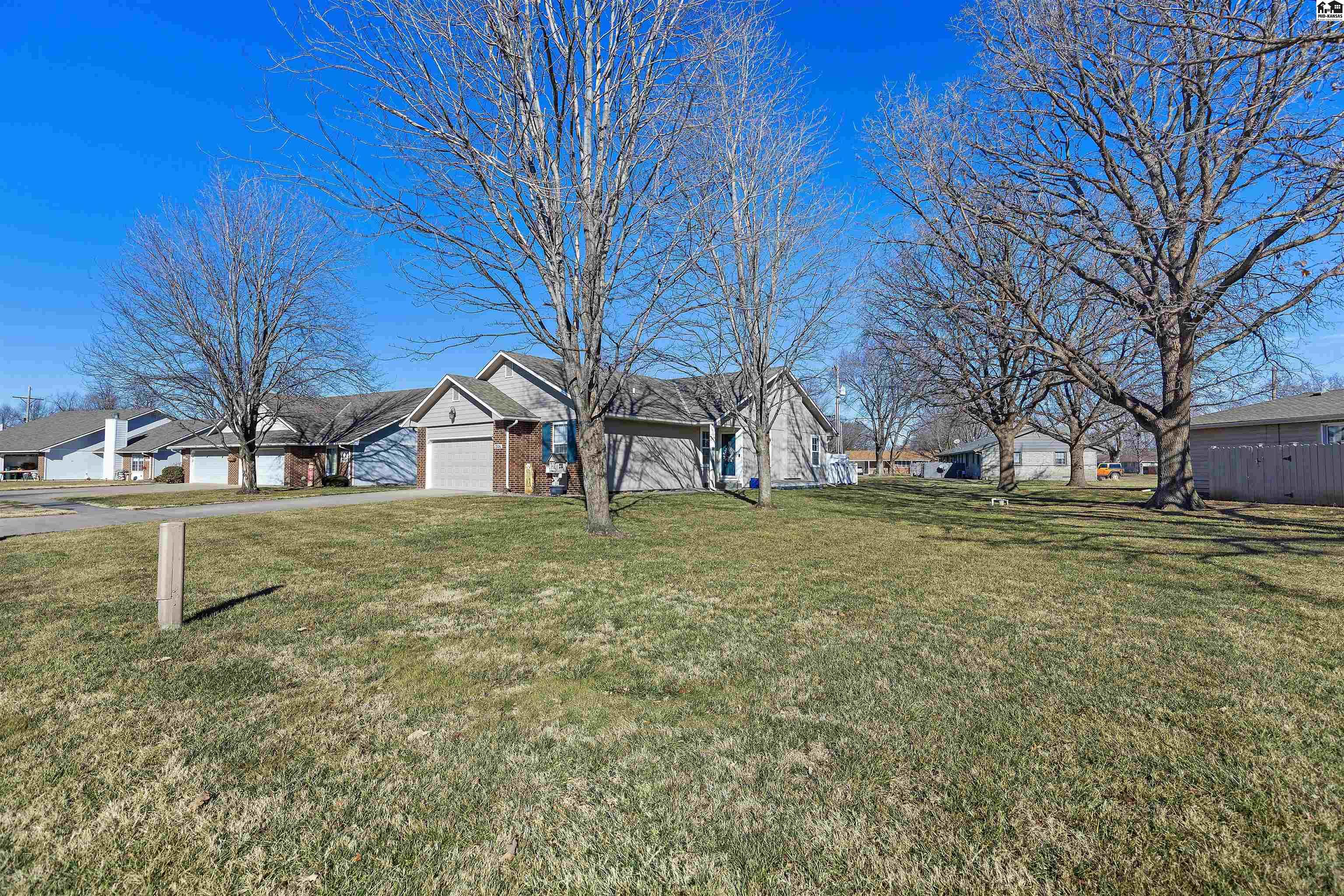 1306 Stone Bridge Drive Hutchinson KS 67502