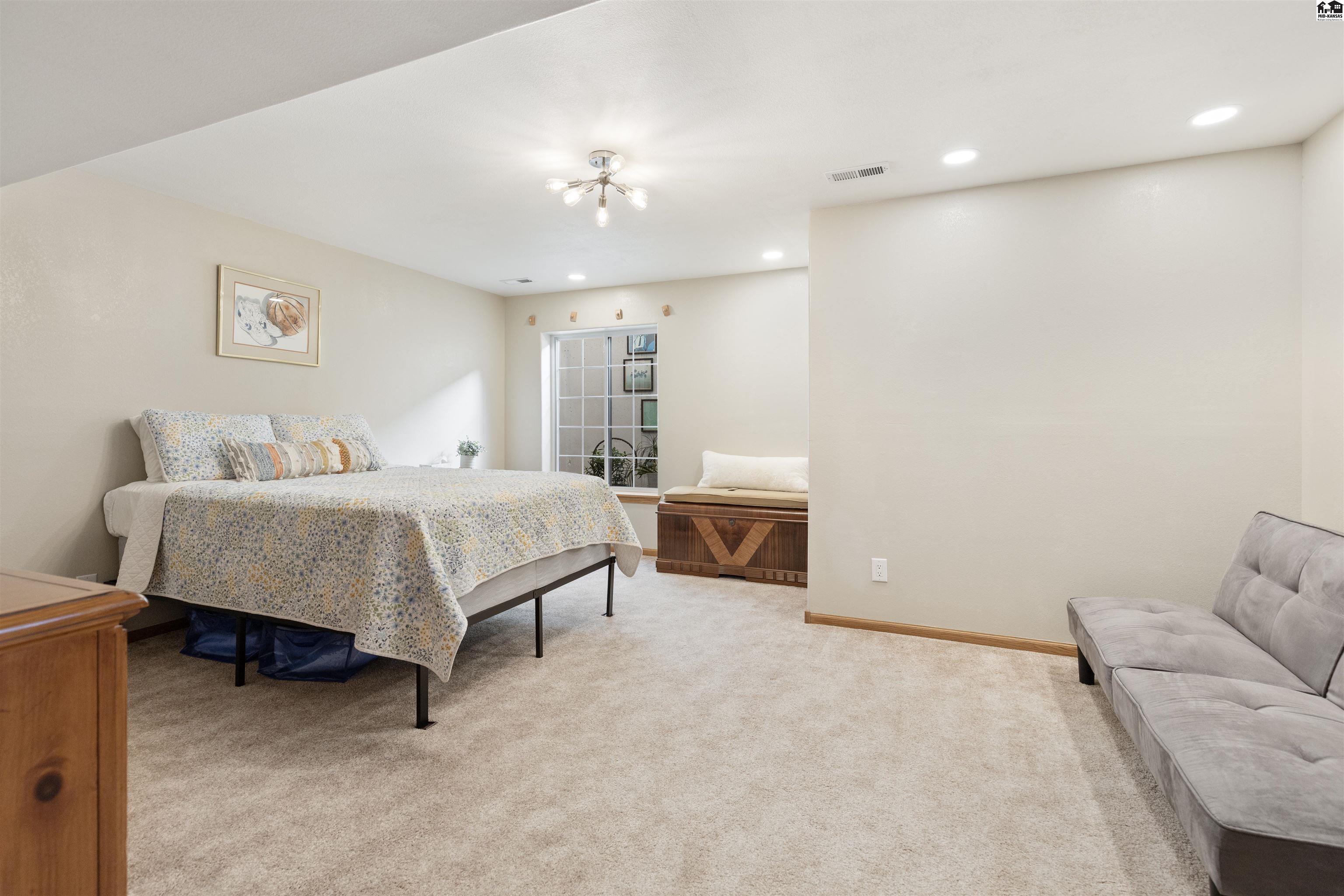 1306 Stone Bridge Drive Hutchinson KS 67502