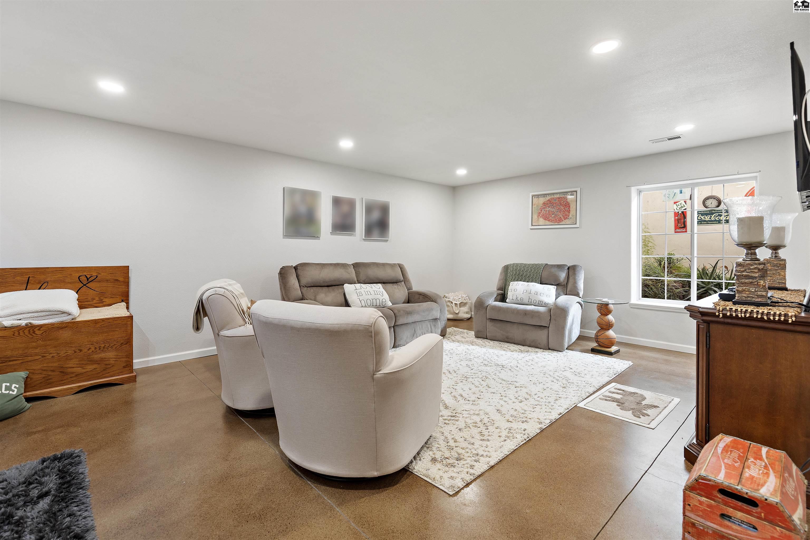 1306 Stone Bridge Drive Hutchinson KS 67502