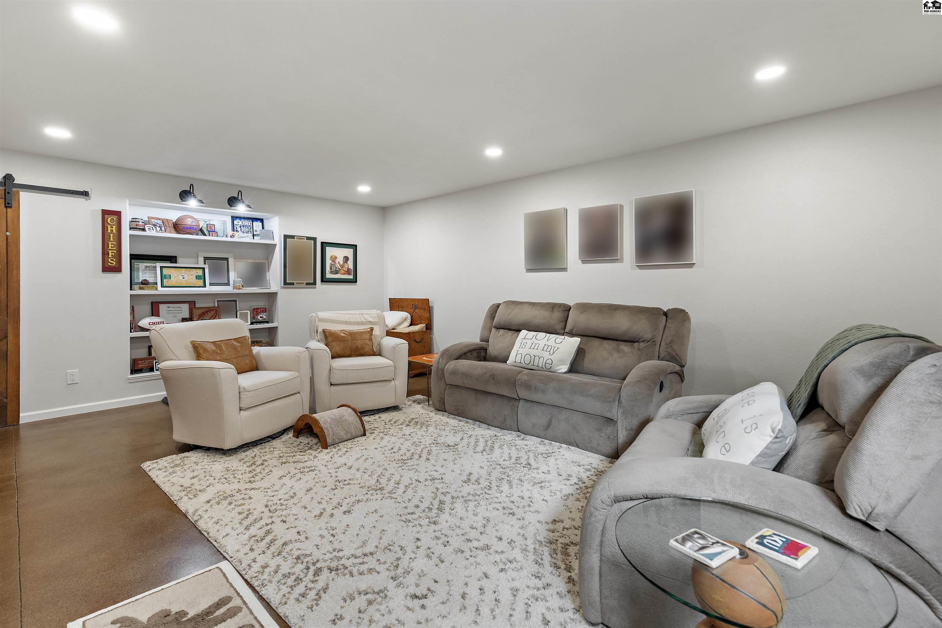 1306 Stone Bridge Drive Hutchinson KS 67502