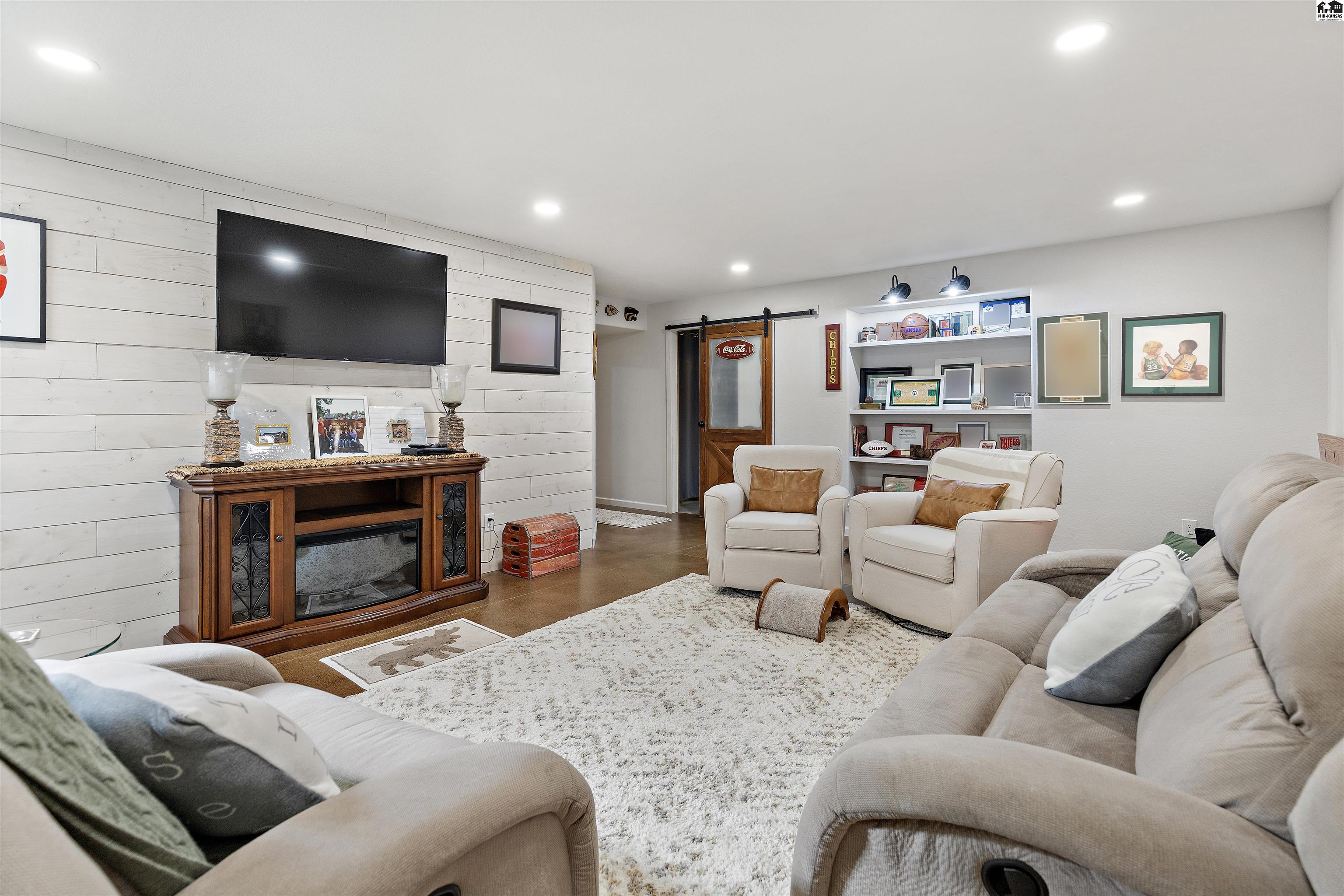 1306 Stone Bridge Drive Hutchinson KS 67502