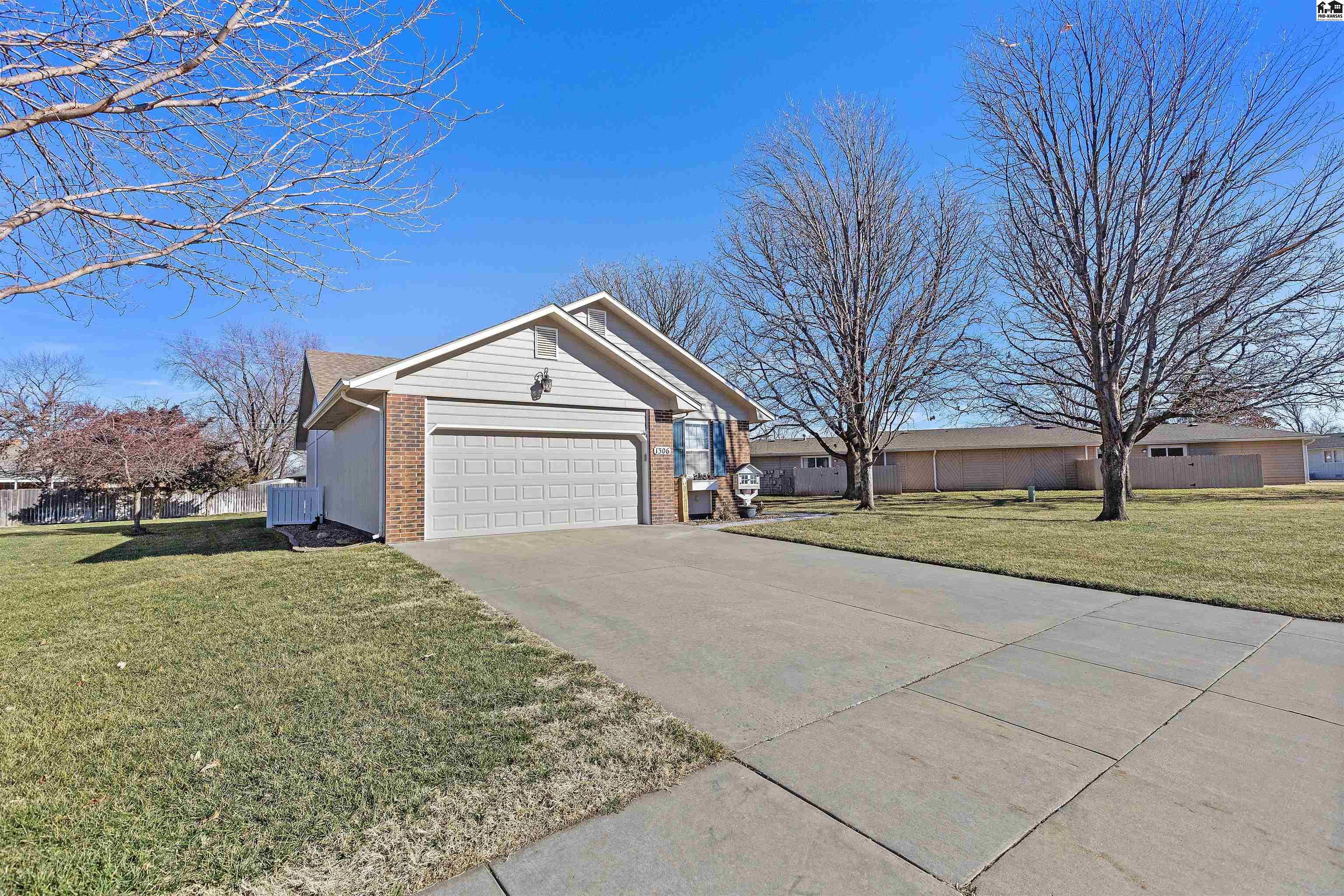 1306 Stone Bridge Drive Hutchinson KS 67502