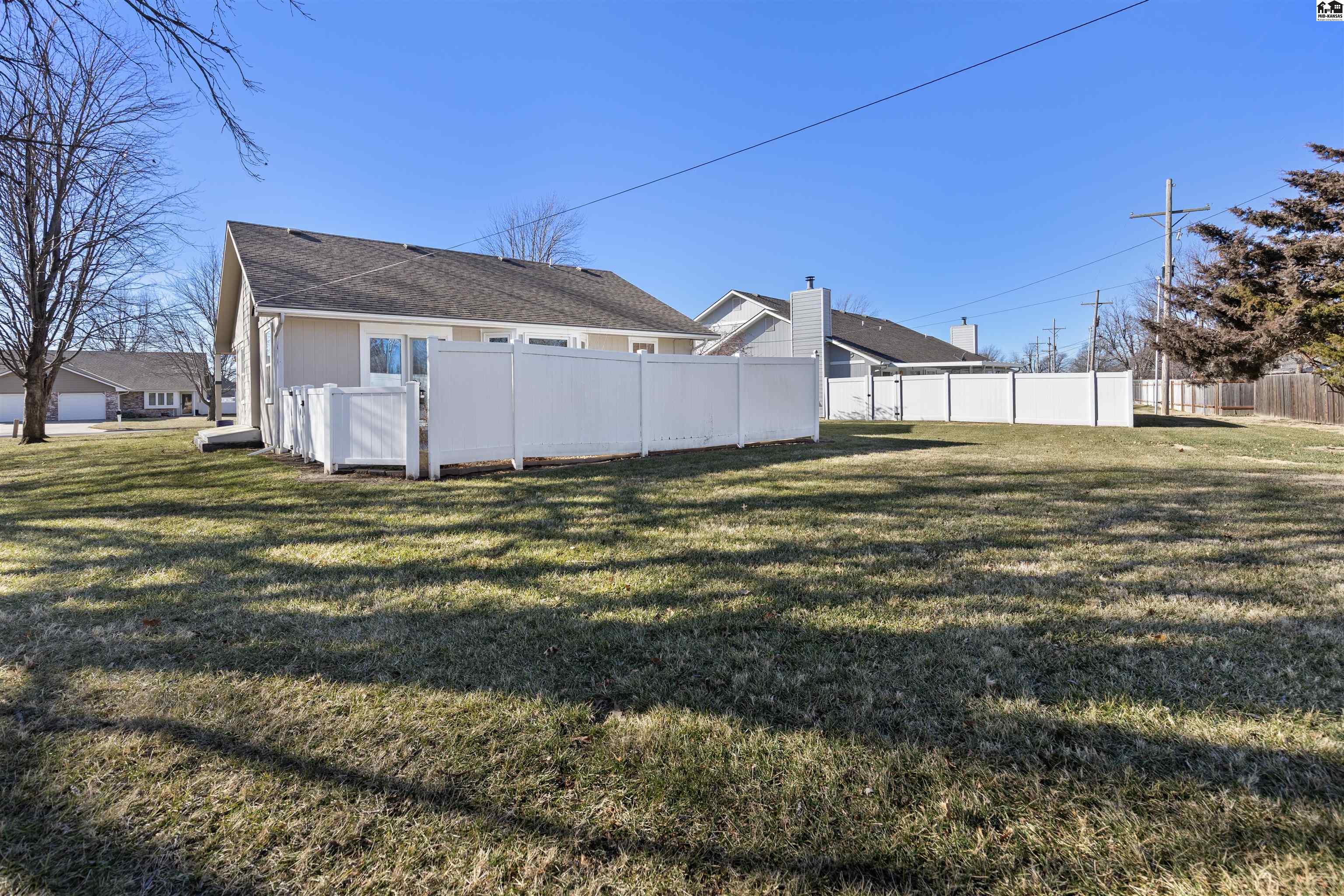 1306 Stone Bridge Drive Hutchinson KS 67502