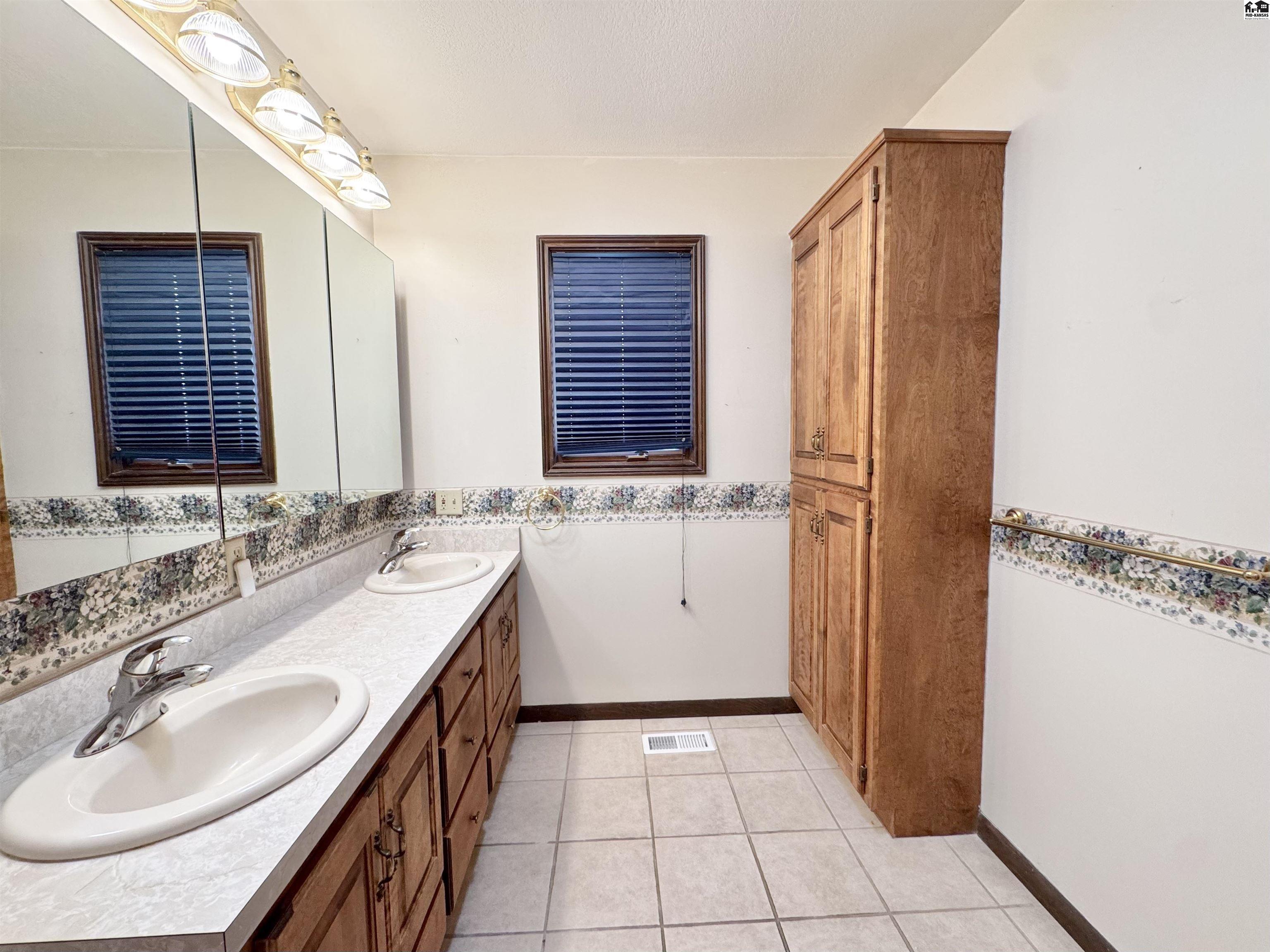 28 Eastwood Drive Hutchinson KS 67502