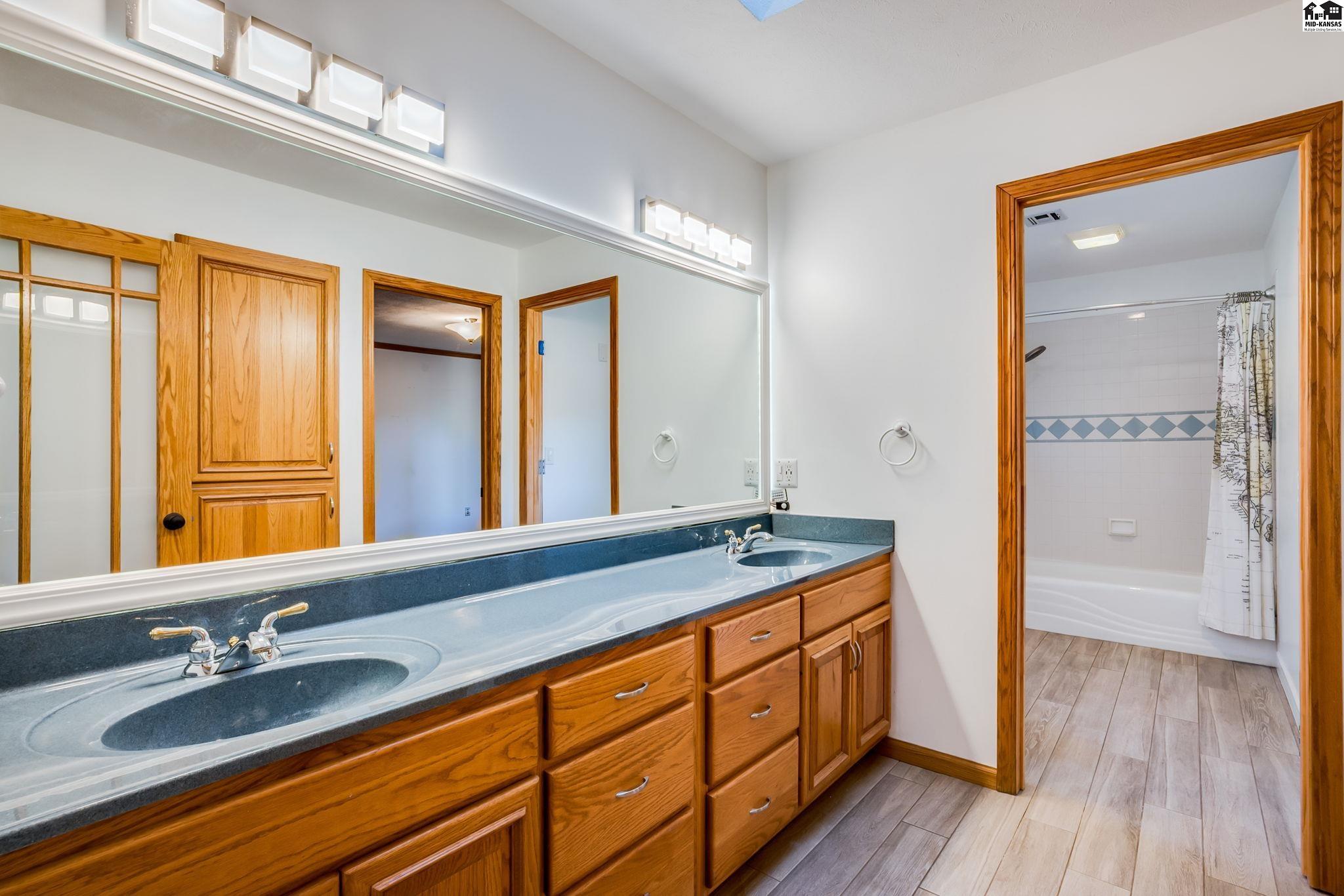 7 Oakwood Lane Hutchinson KS 67502