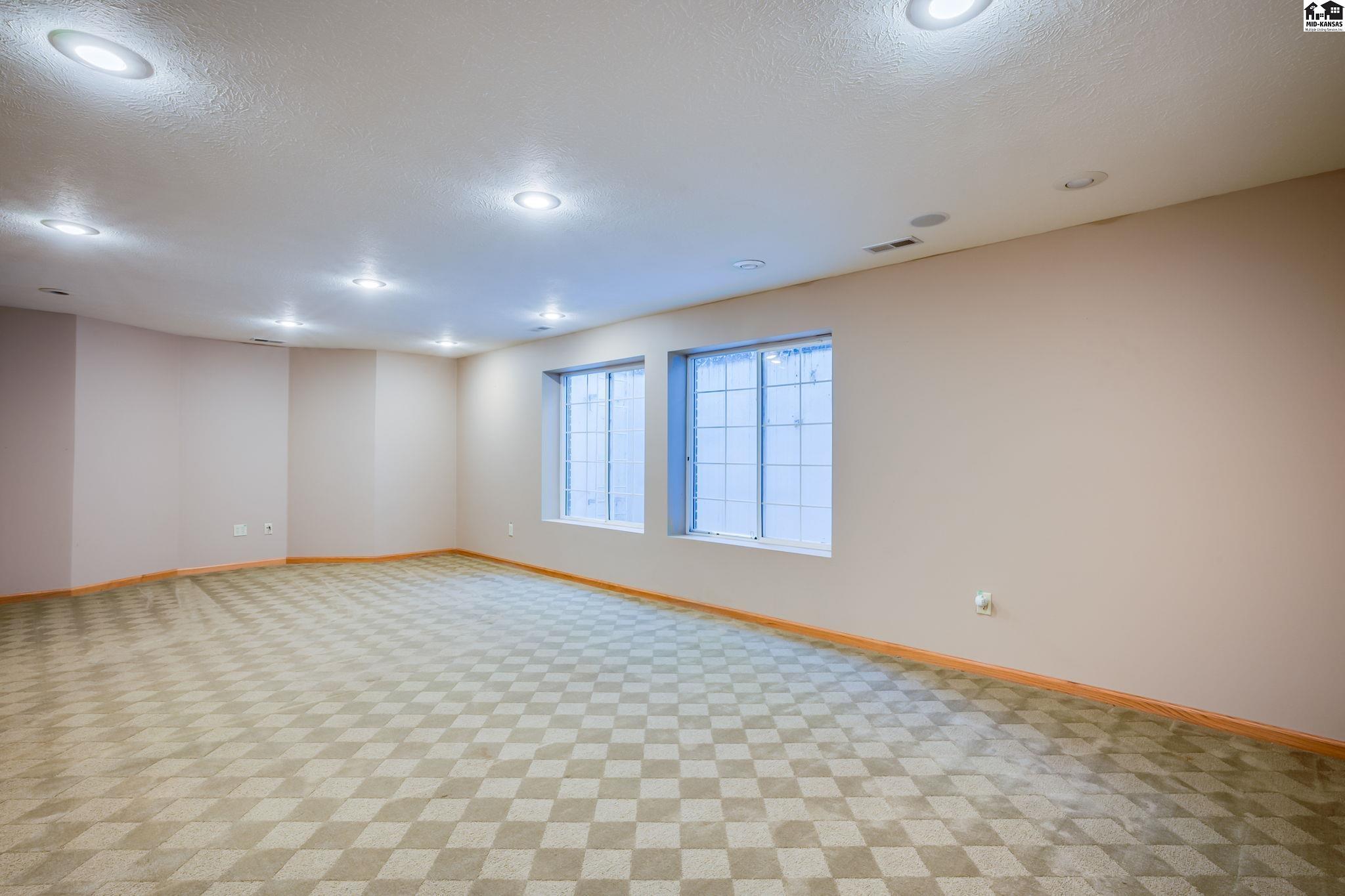 7 Oakwood Lane Hutchinson KS 67502