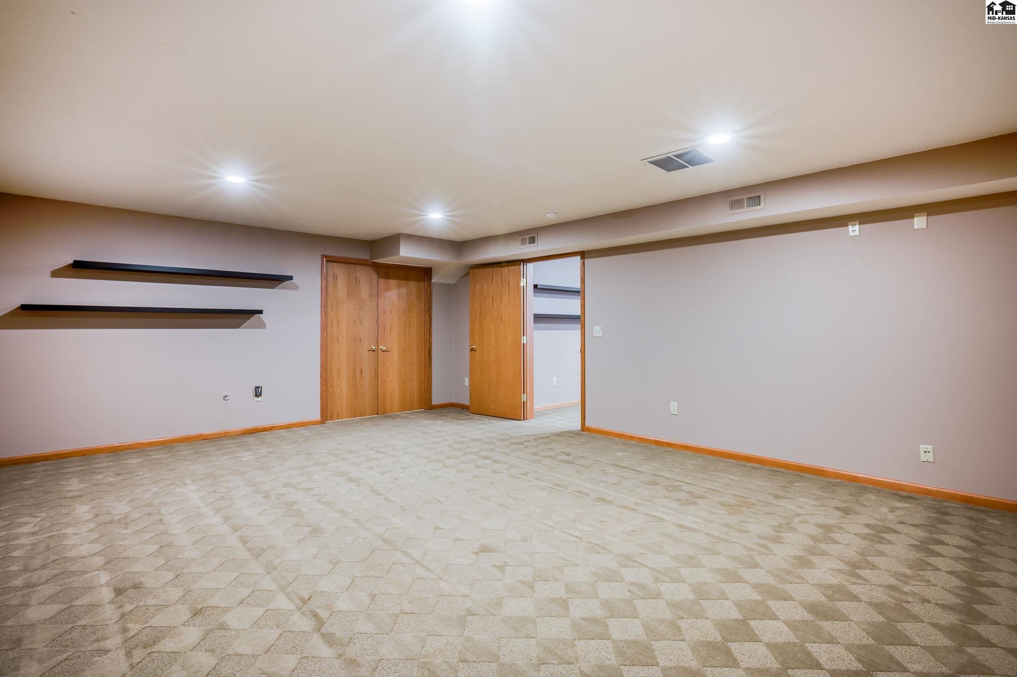 7 Oakwood Lane Hutchinson KS 67502